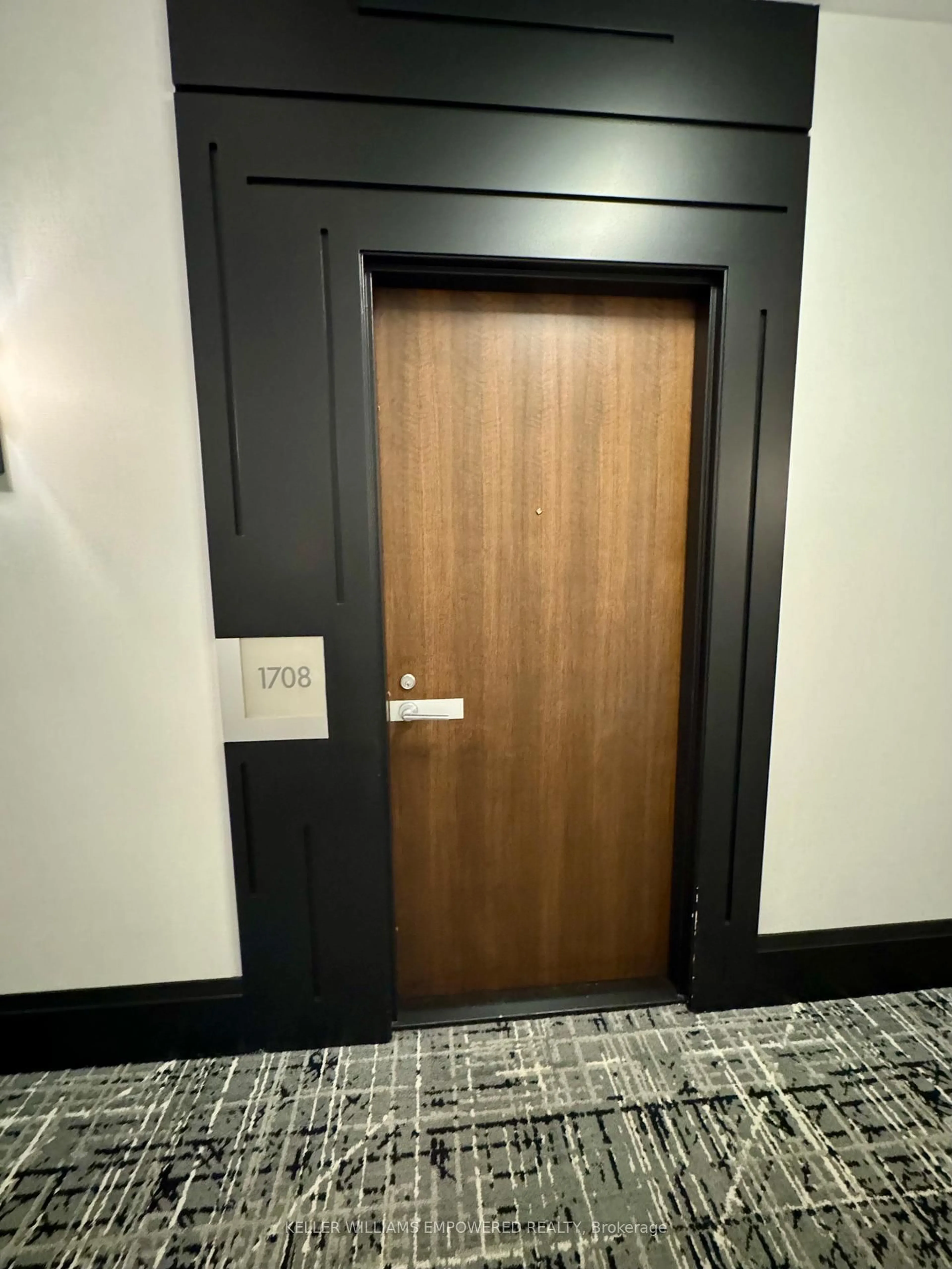 Indoor foyer for 111 Elizabeth St #1708, Toronto Ontario M5G 1P7