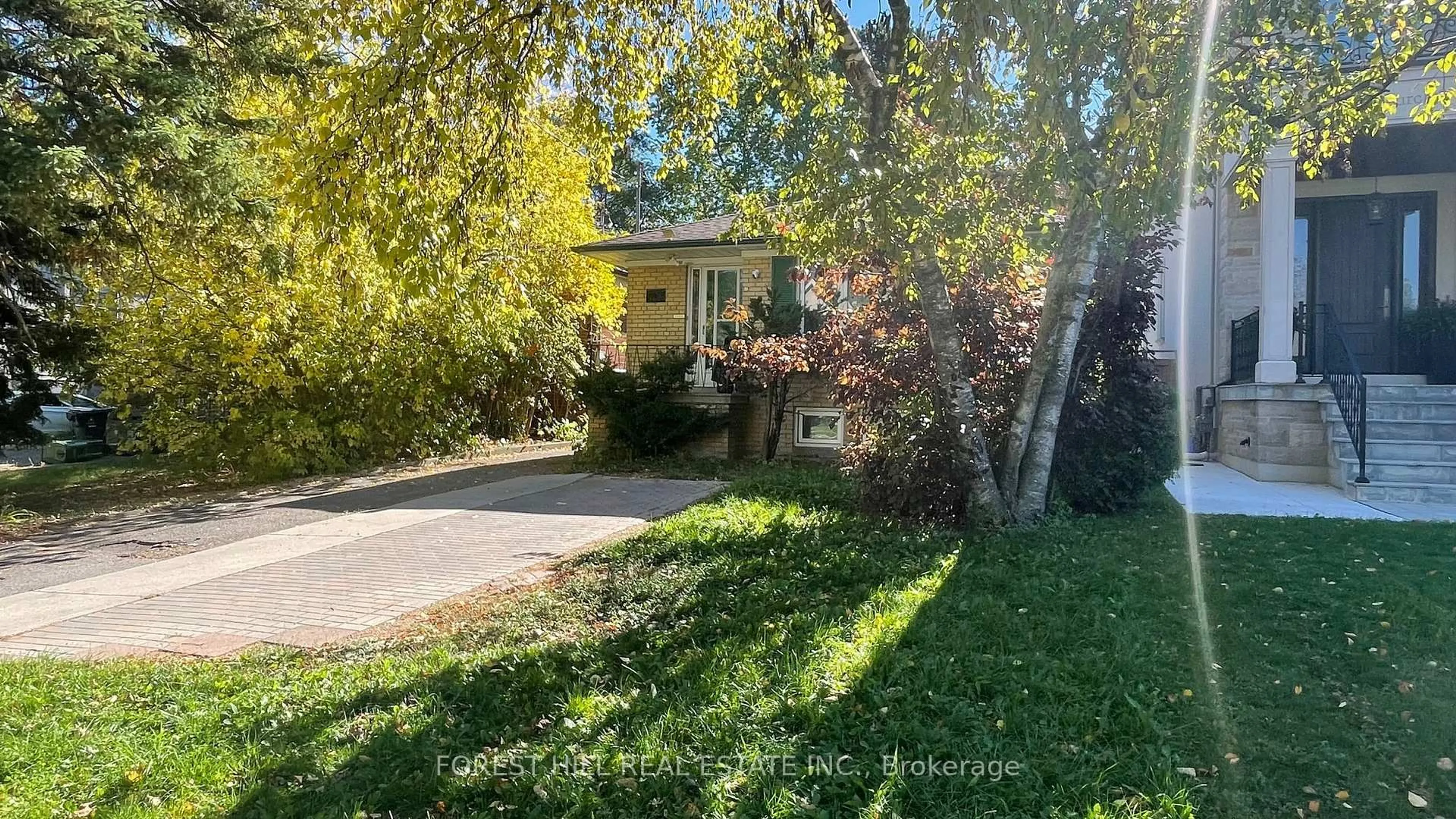 A pic from outside/outdoor area/front of a property/back of a property/a pic from drone, street for 155 Churchill Ave, Toronto Ontario M2N 1Z3