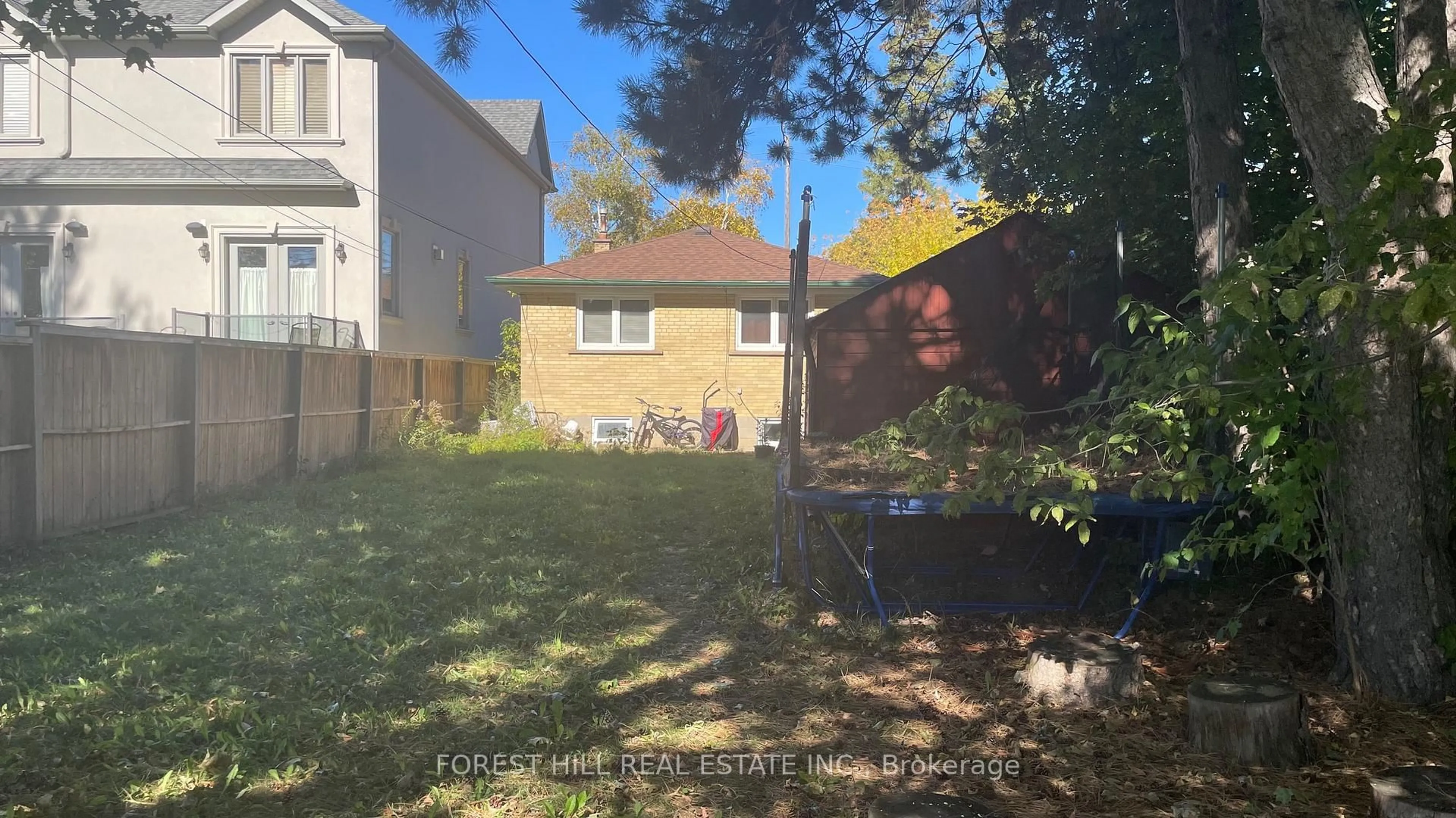 A pic from outside/outdoor area/front of a property/back of a property/a pic from drone, street for 155 Churchill Ave, Toronto Ontario M2N 1Z3