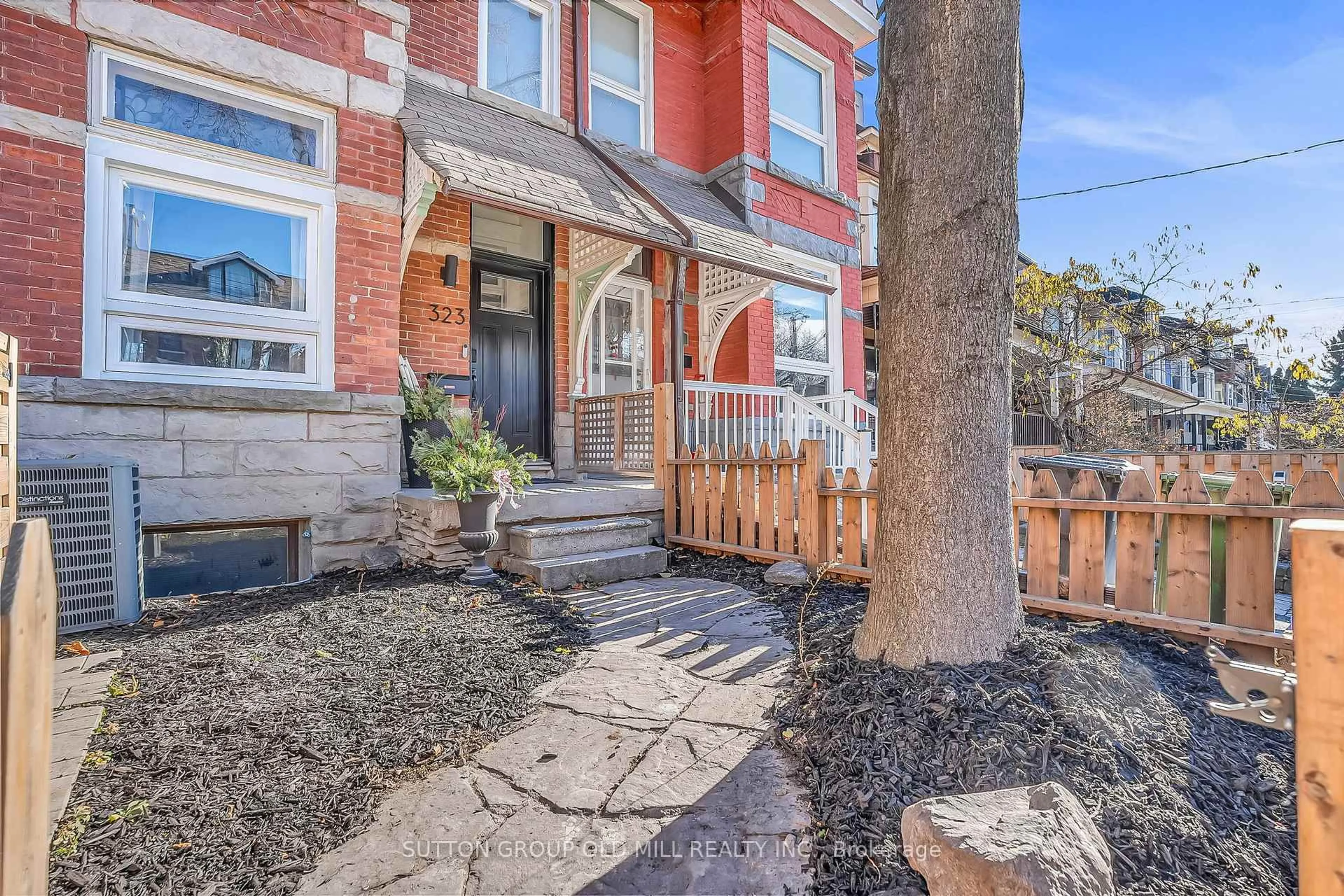 Unknown for 323 Clinton St, Toronto Ontario M6G 2Y7