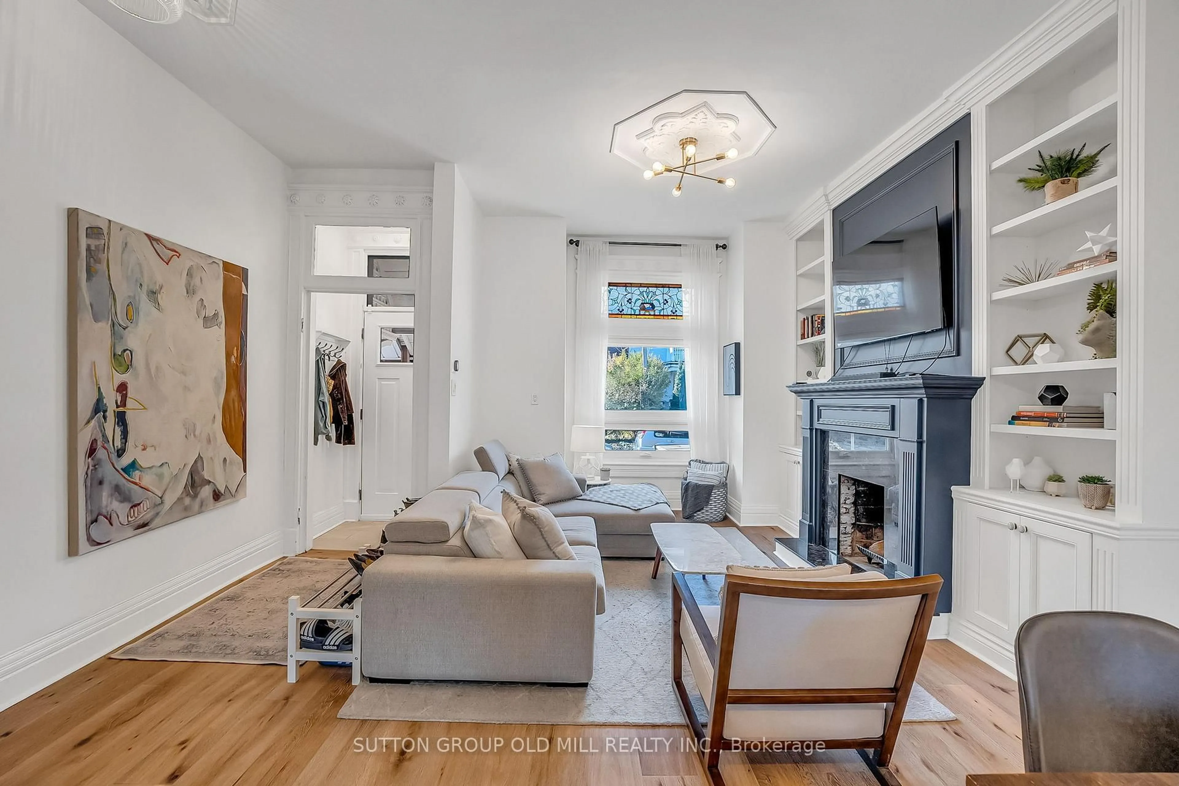 Living room with furniture, unknown for 323 Clinton St, Toronto Ontario M6G 2Y7