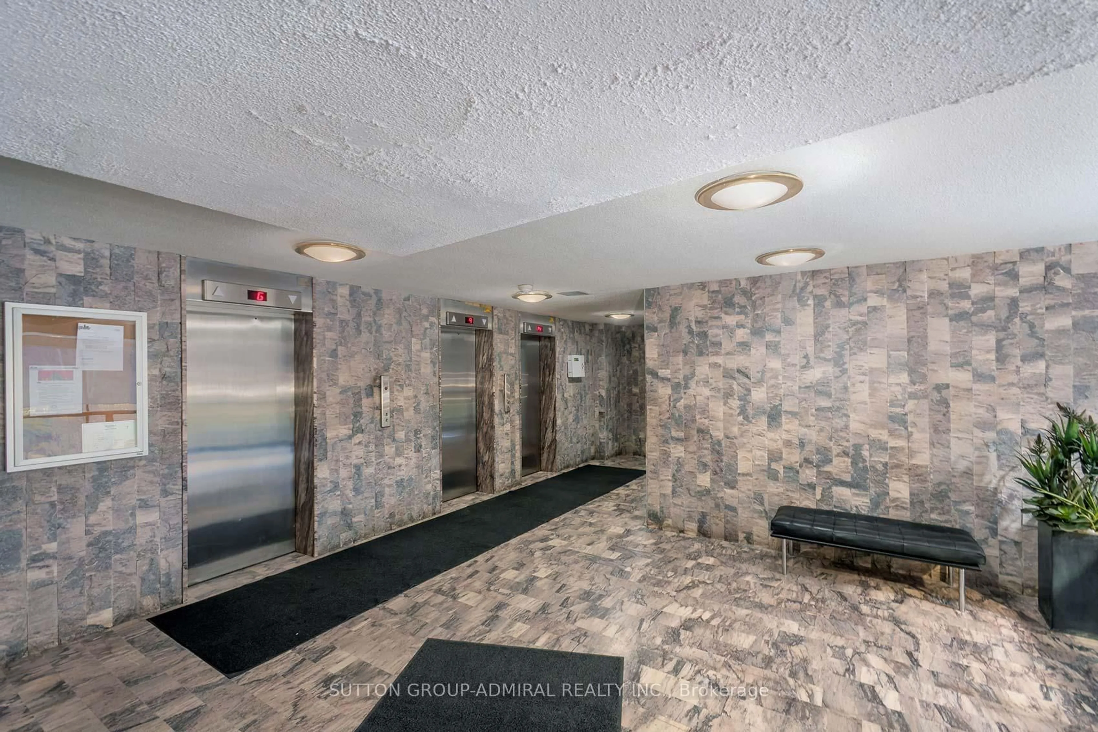 Indoor foyer for 135 Antibes Dr #601, Toronto Ontario M2R 2Z1