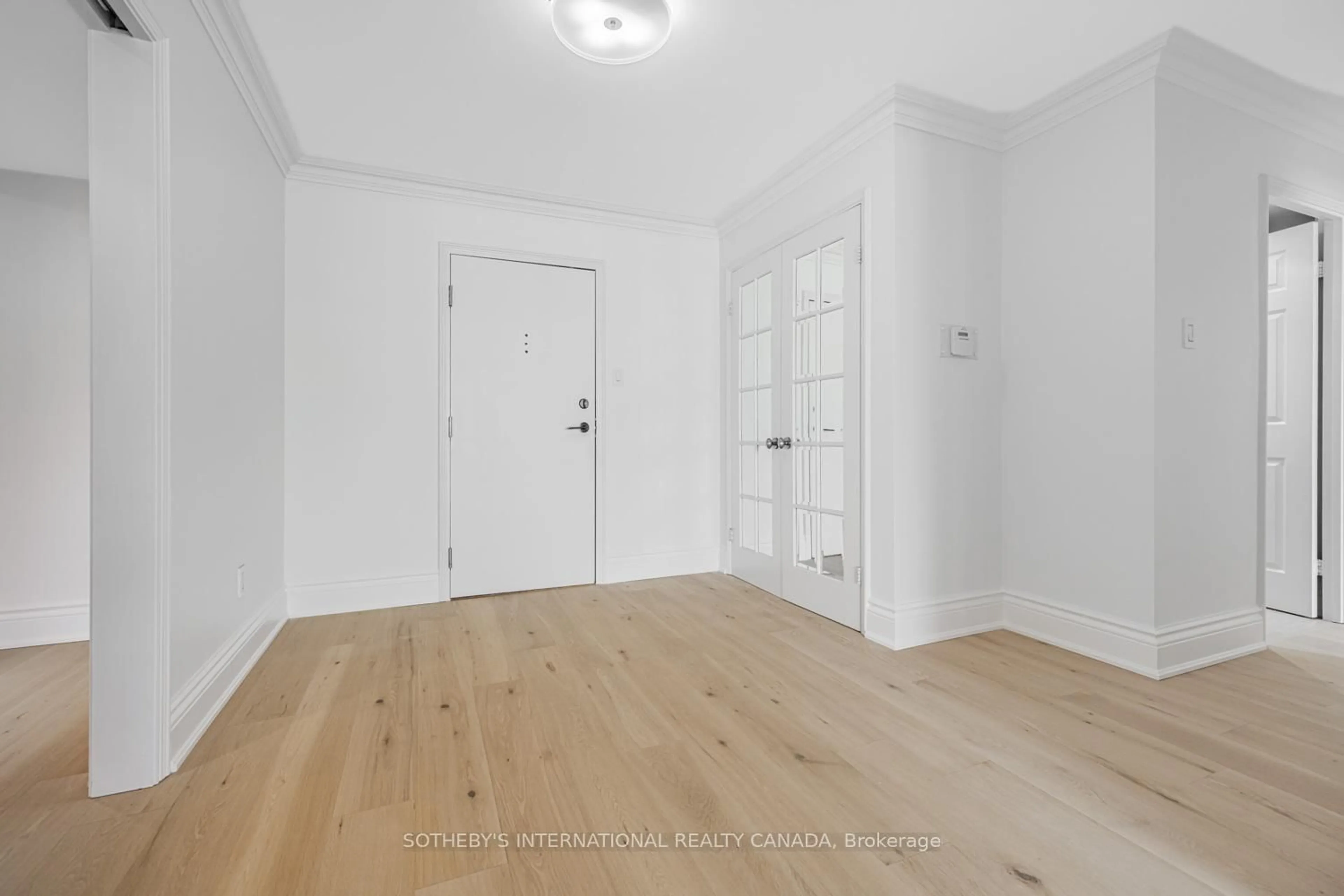 Indoor entryway for 18 Lower Village Gate #609, Toronto Ontario M5P 3M1