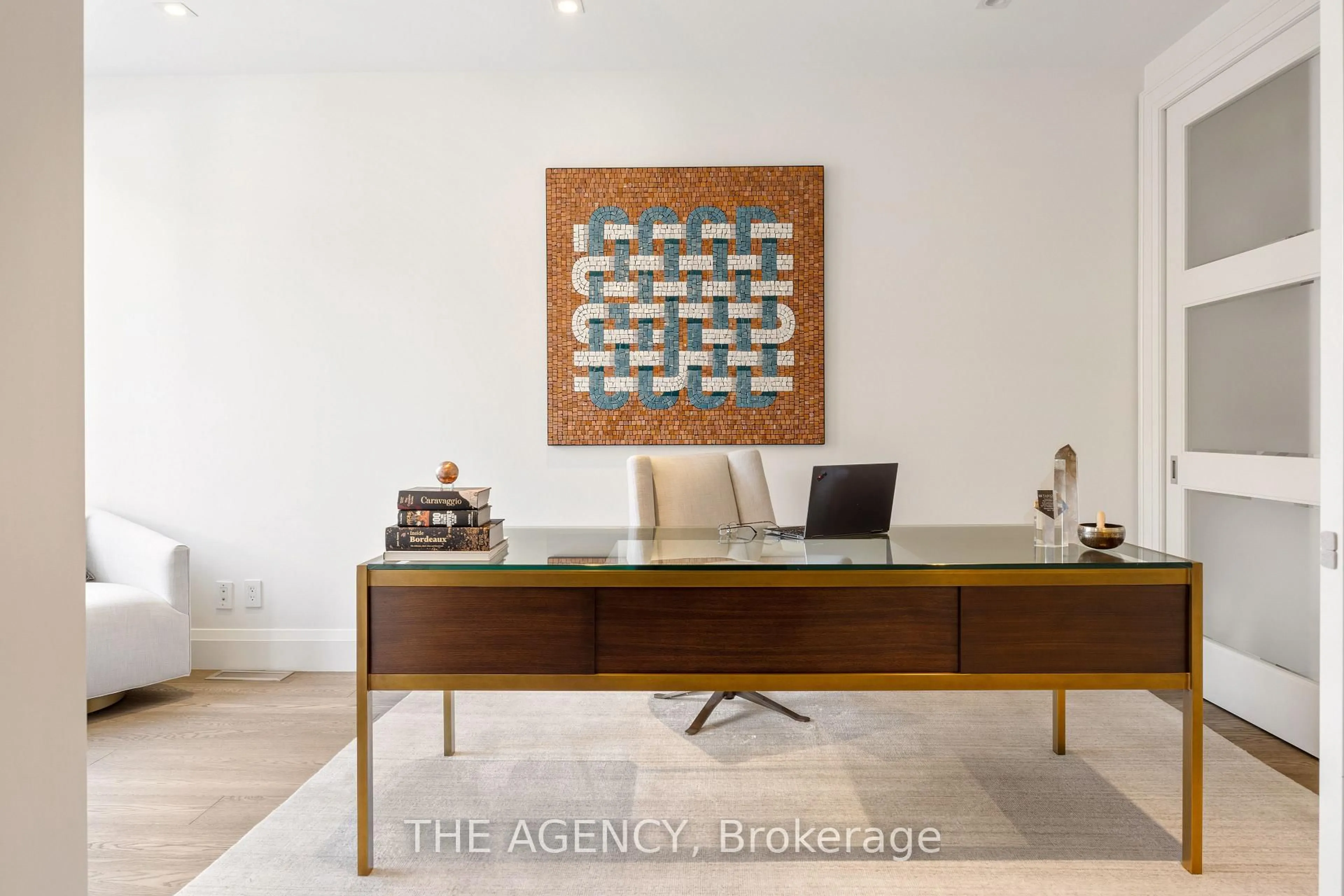 Indoor foyer for 114 Hazelton Ave, Toronto Ontario M5R 2E5