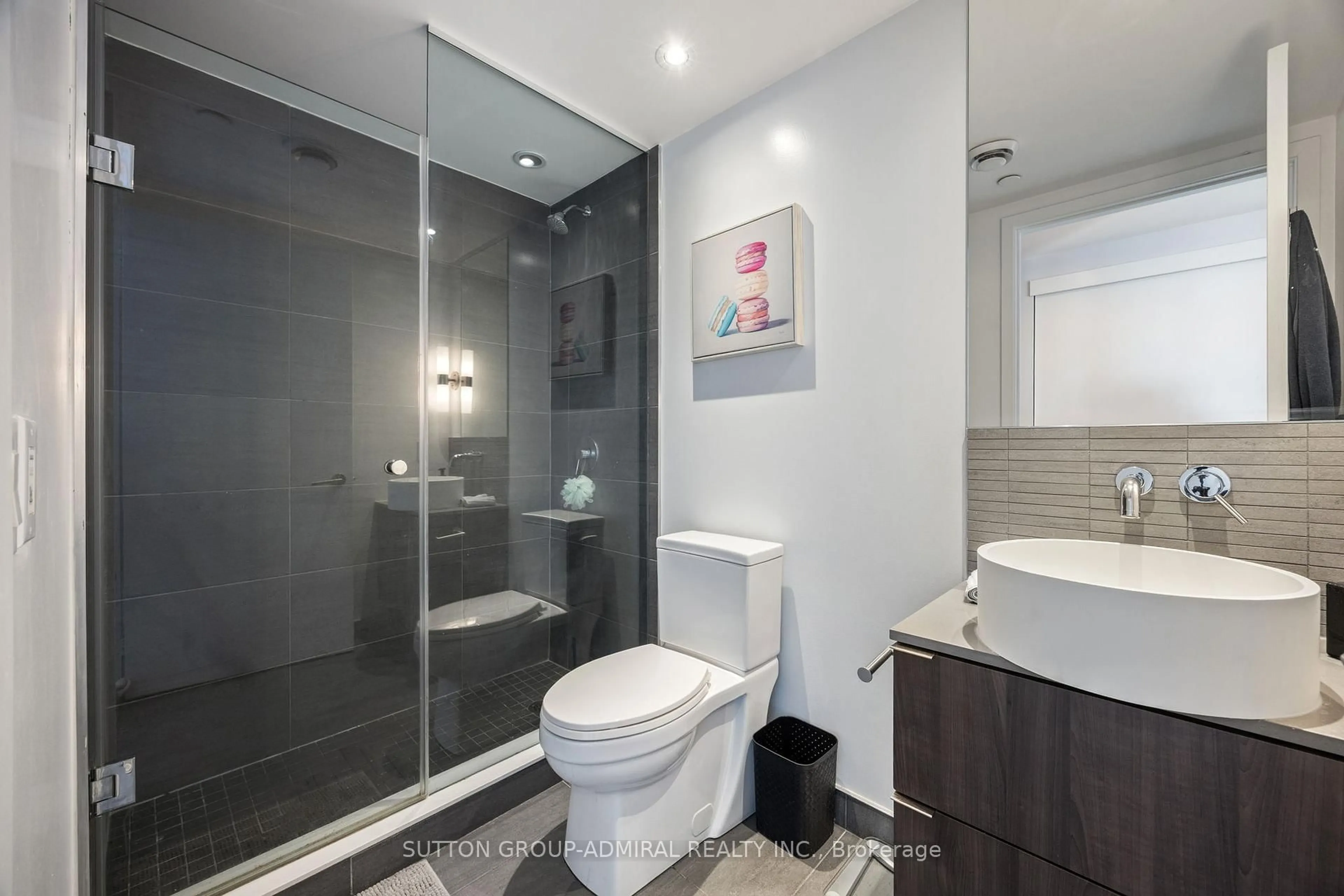 Standard bathroom, ceramic/tile floor for 161 Roehampton Ave #3309, Toronto Ontario M4P 0C8