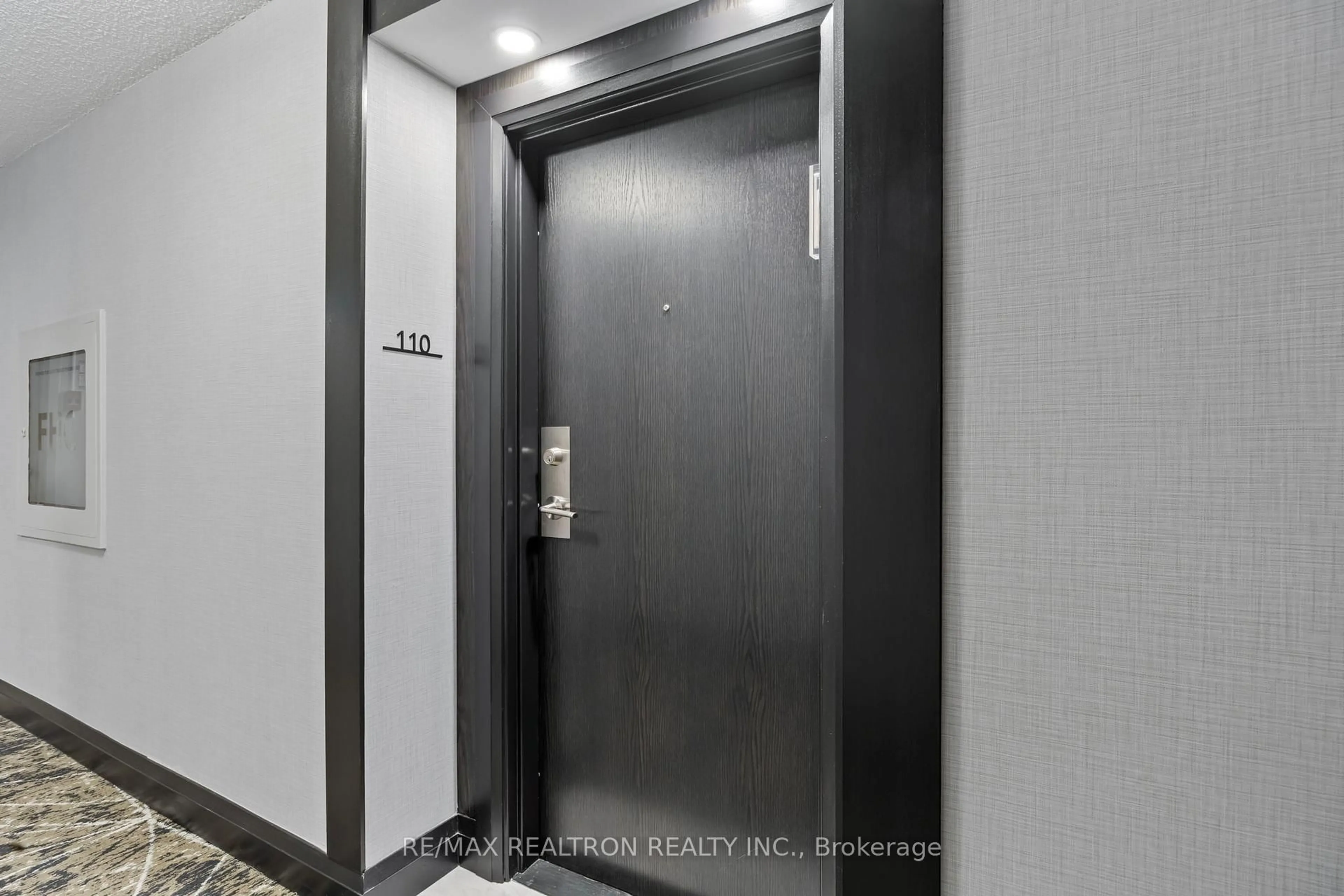 Indoor foyer for 3000 Bathurst St #110, Toronto Ontario M6B 3B4