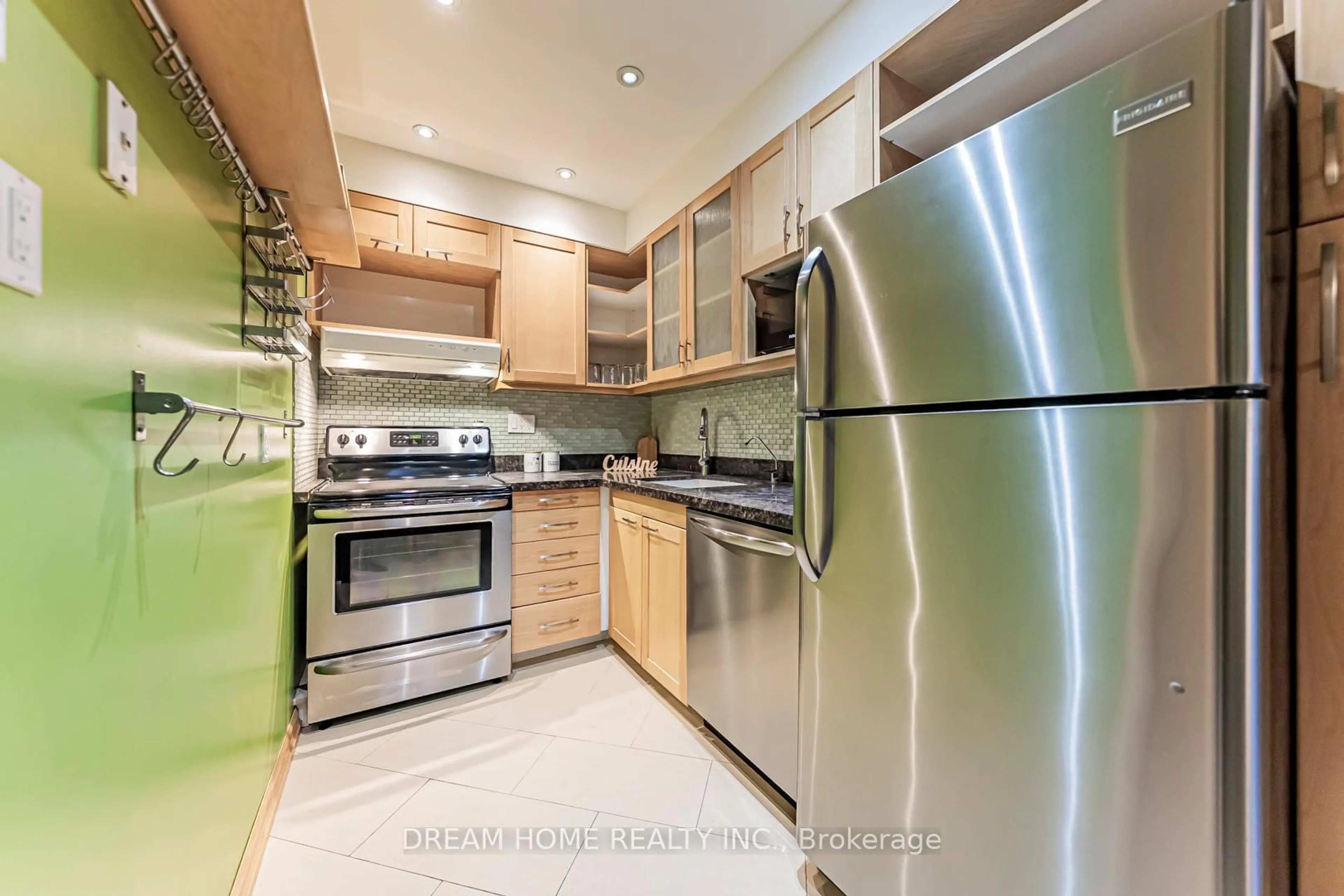 Standard kitchen, unknown for 74 Upper Canada Dr #6, Toronto Ontario M2P 2A3
