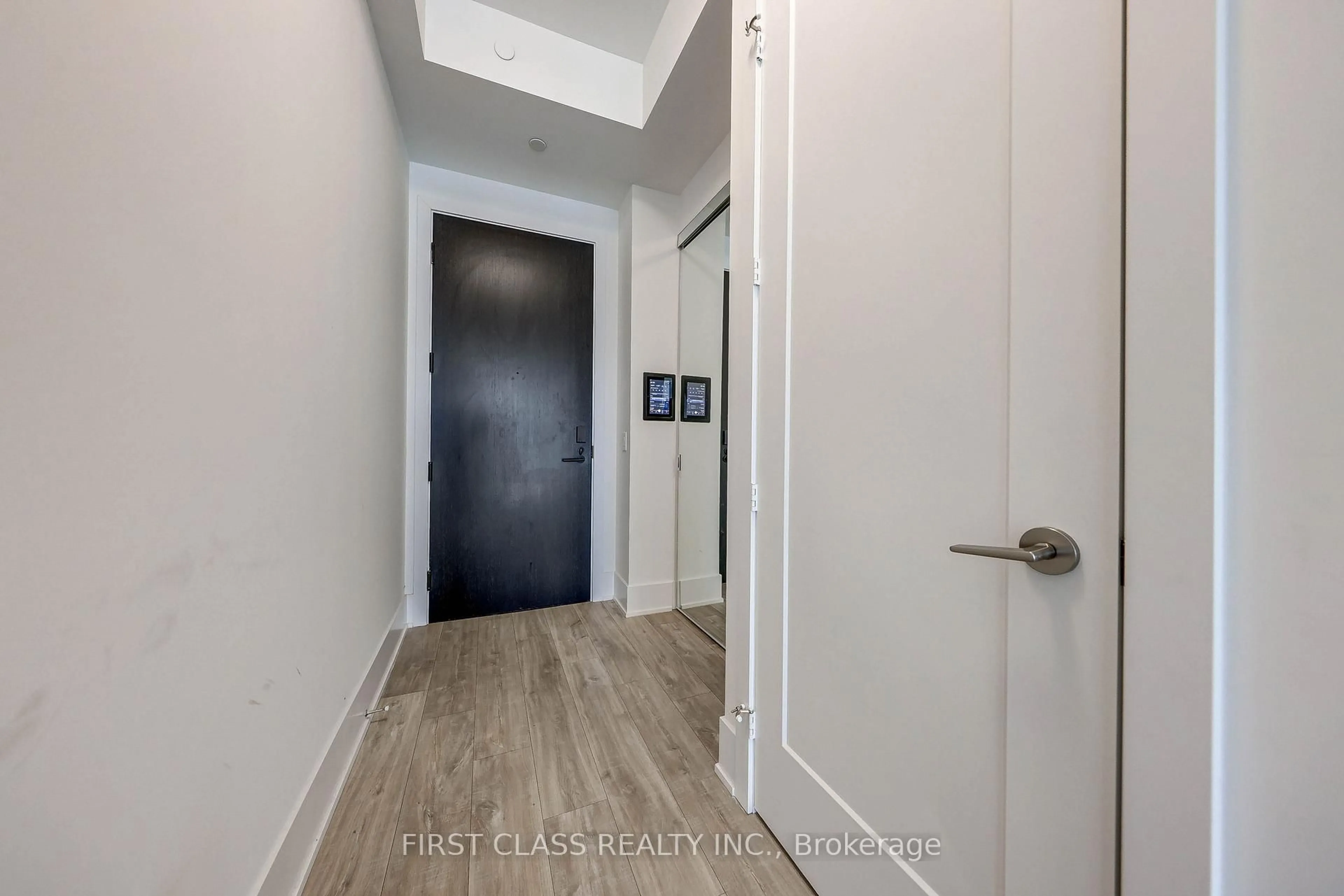 Indoor entryway for 470 Front St #2309, Toronto Ontario M5V 0V6