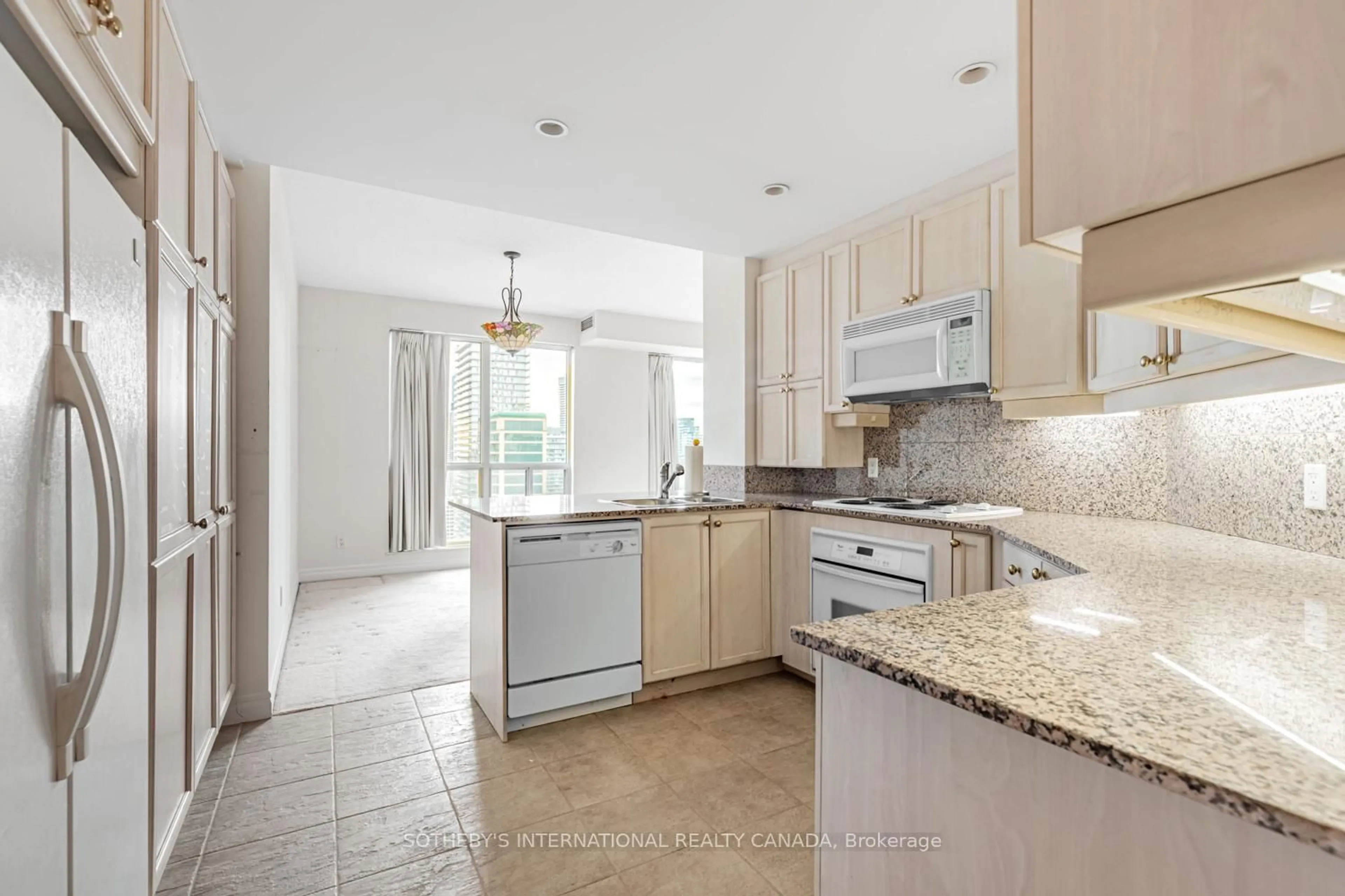 Open concept kitchen, ceramic/tile floor for 8 Park Rd #3810/3811, Toronto Ontario M4W 3S5