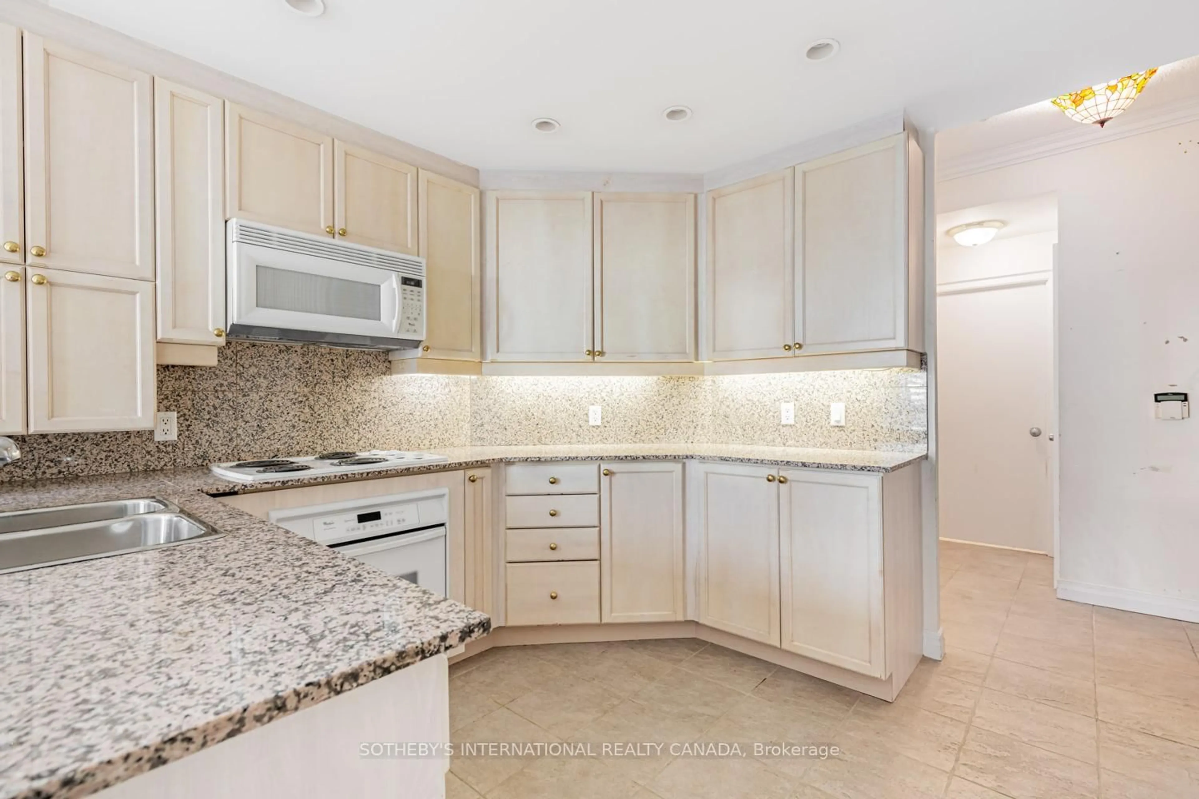 Standard kitchen, ceramic/tile floor for 8 Park Rd #3810/3811, Toronto Ontario M4W 3S5