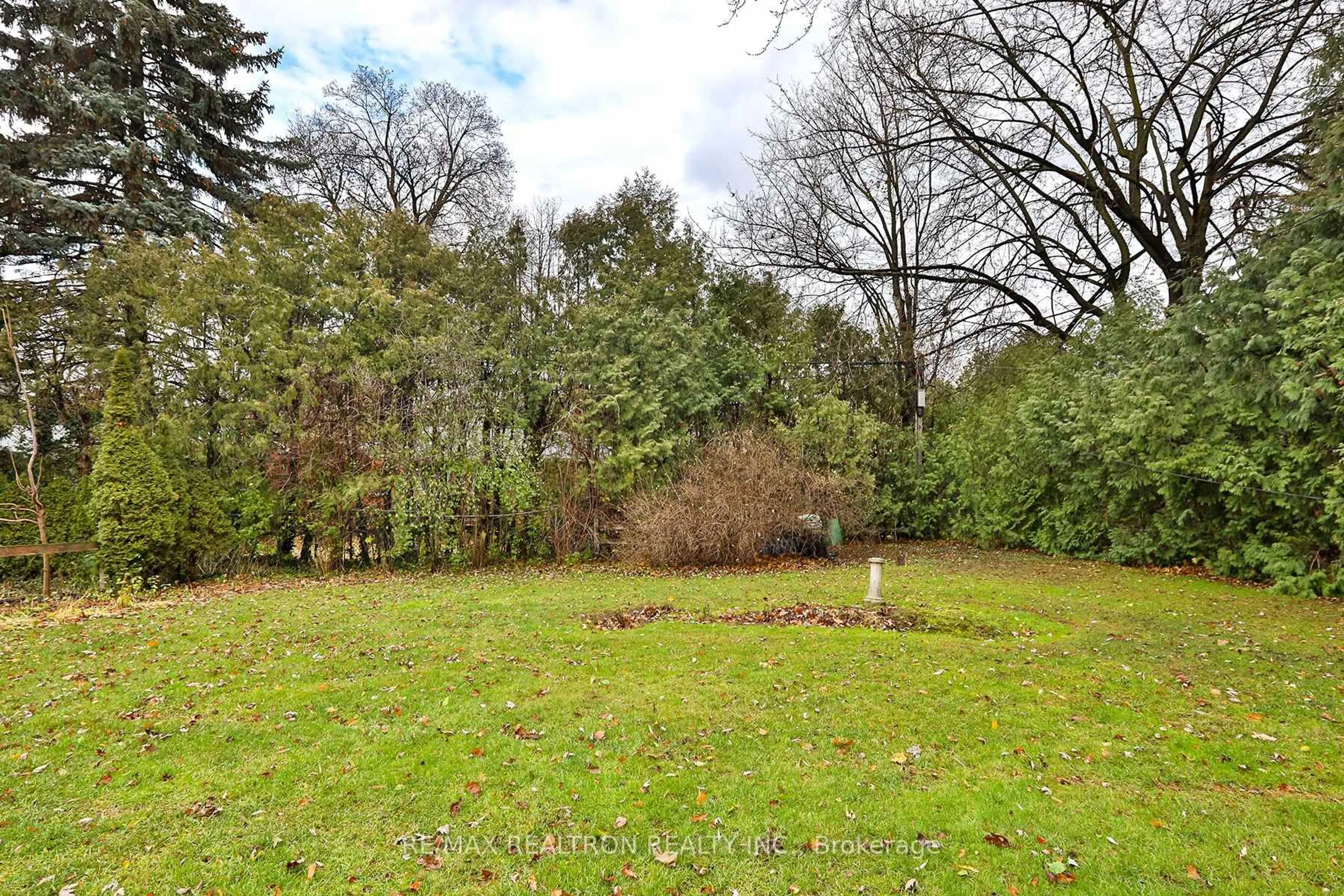 A pic from outside/outdoor area/front of a property/back of a property/a pic from drone, forest/trees view for 38 Flaremore Cres, Toronto Ontario M2K 1V1