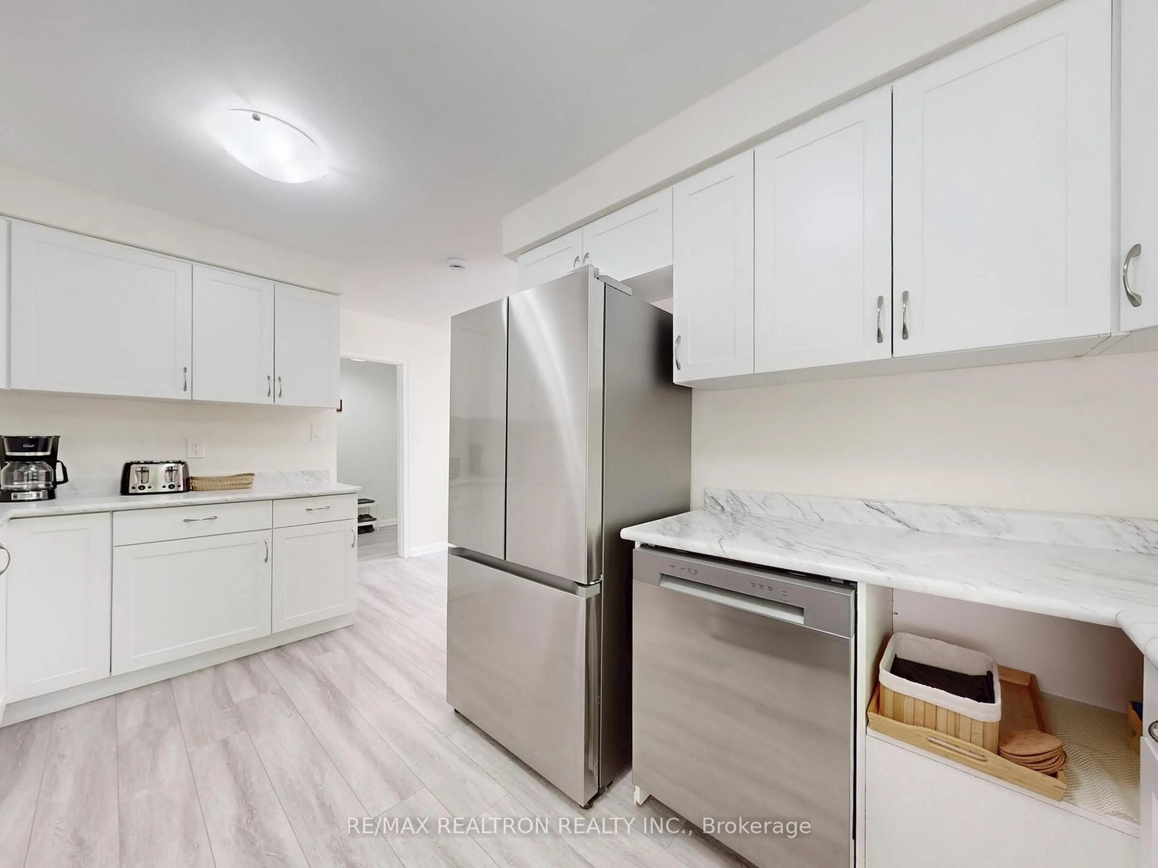 Standard kitchen, unknown for 46 Palomino Cres, Toronto Ontario M2K 1W3