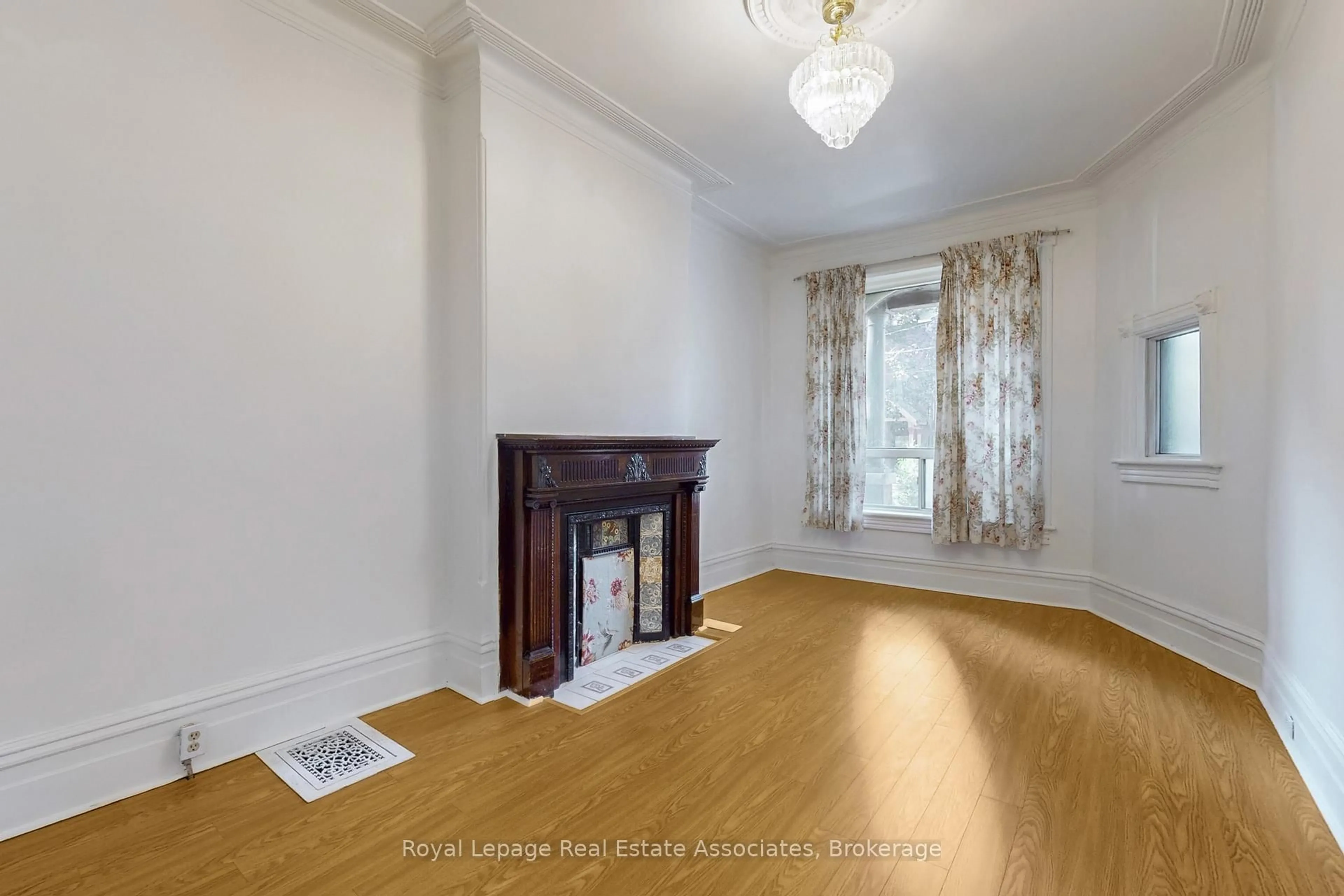 A pic of a room for 143 Seaton St, Toronto Ontario M5A 2T2