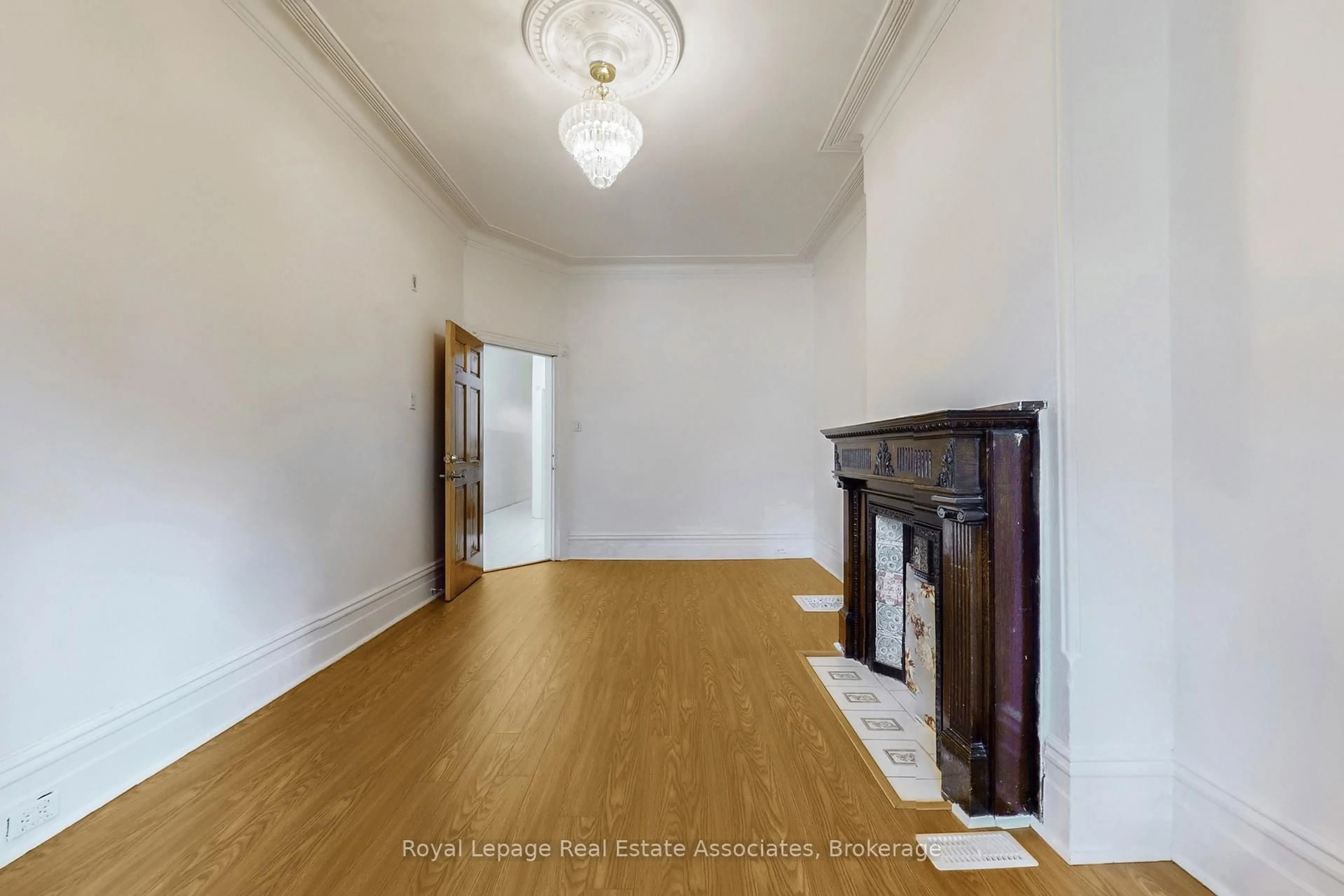 A pic of a room for 143 Seaton St, Toronto Ontario M5A 2T2