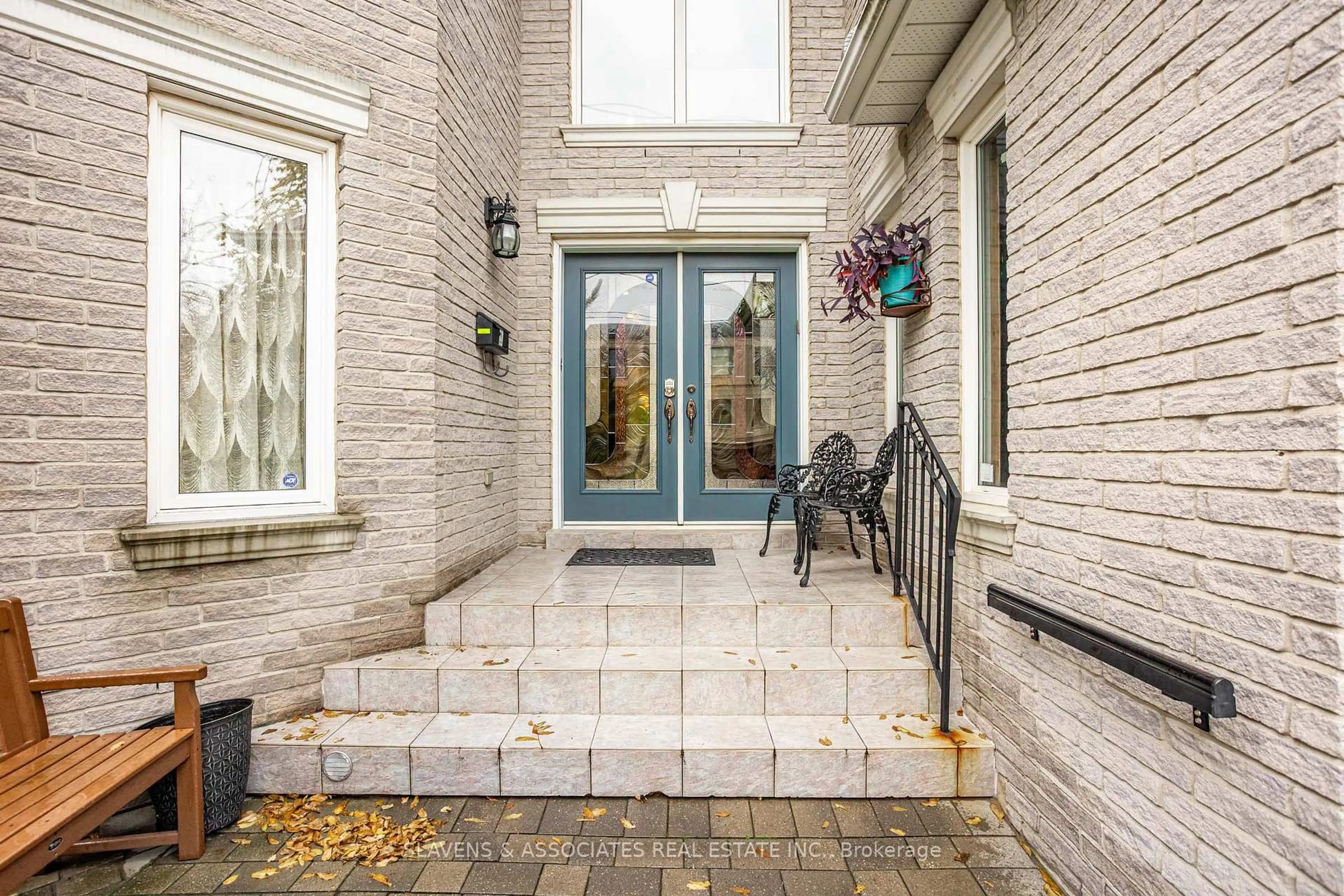 Indoor entryway for 221 Pleasant Ave, Toronto Ontario M2M 1M6