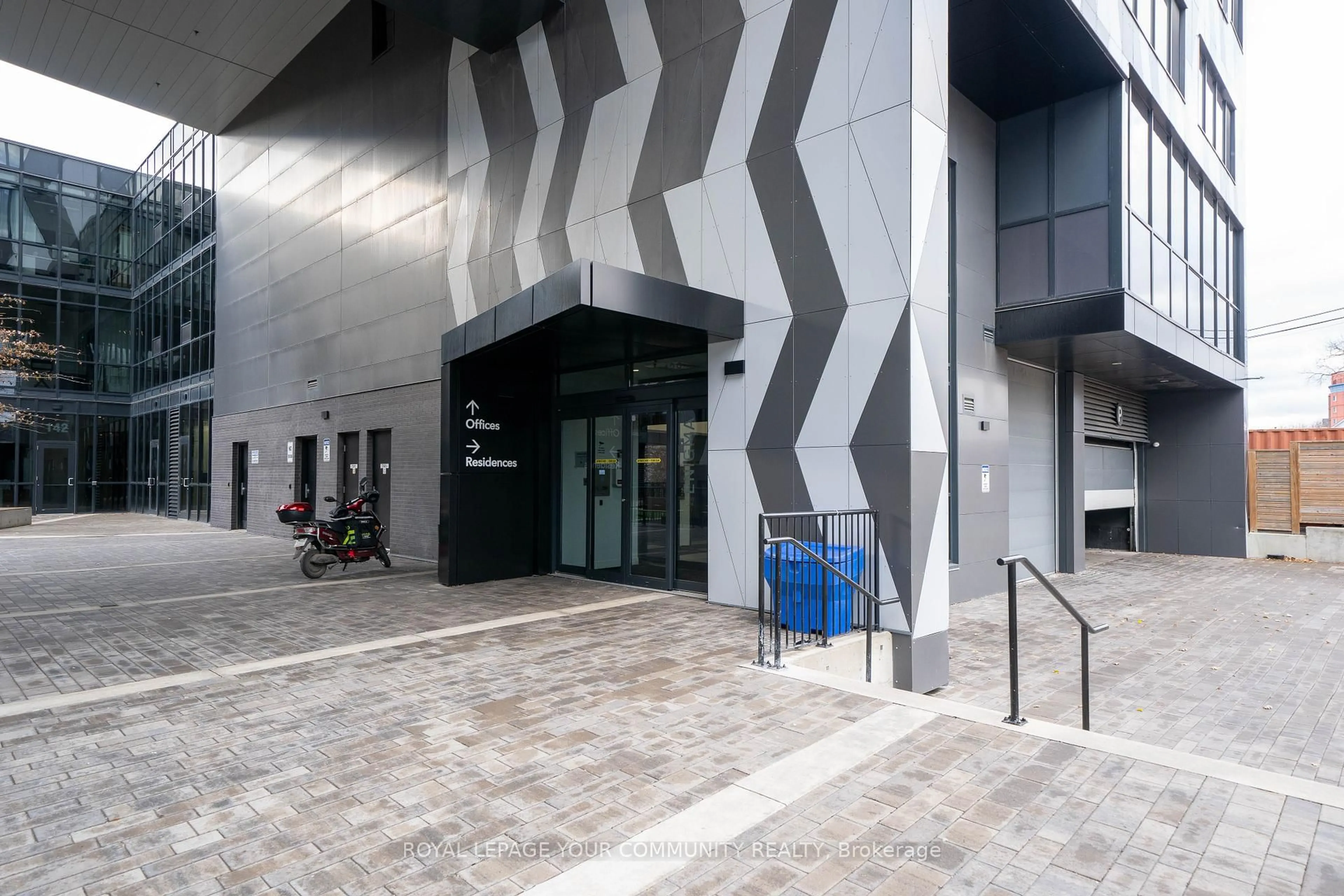 Indoor foyer for 138 St. Helens Ave #602, Toronto Ontario M6H 0B8