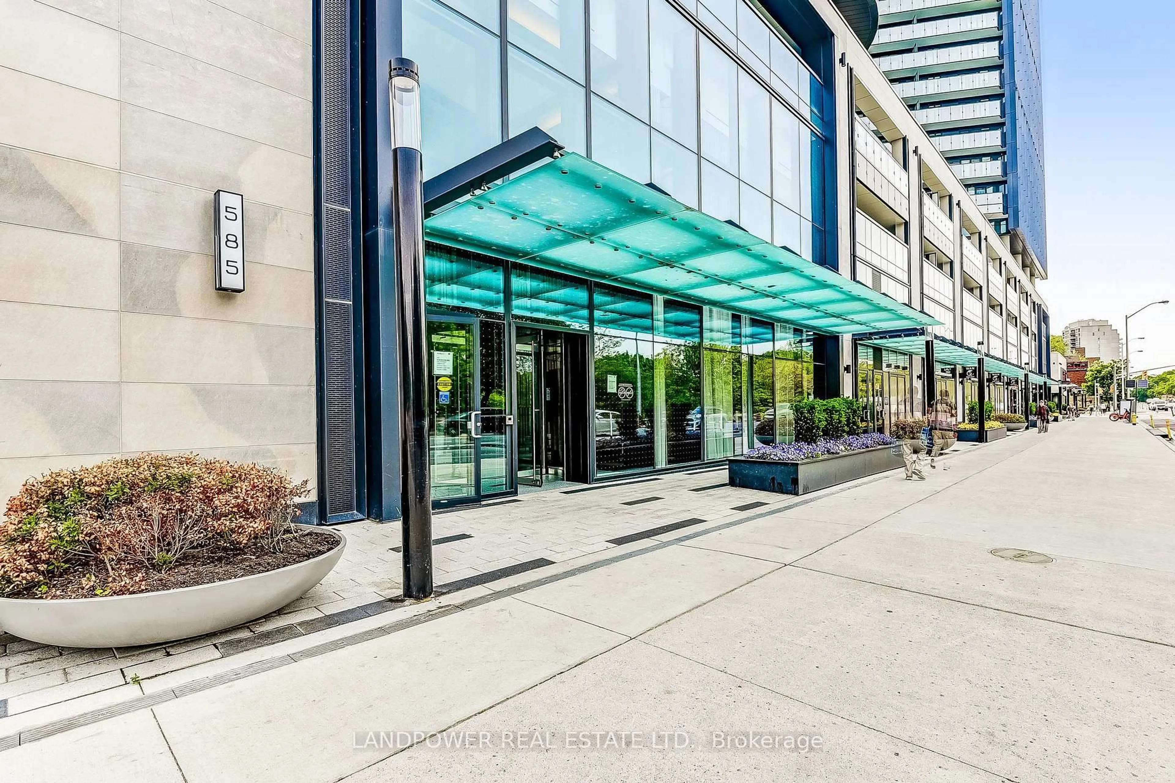 Indoor foyer for 585 Bloor St #415, Toronto Ontario M4W 0B3