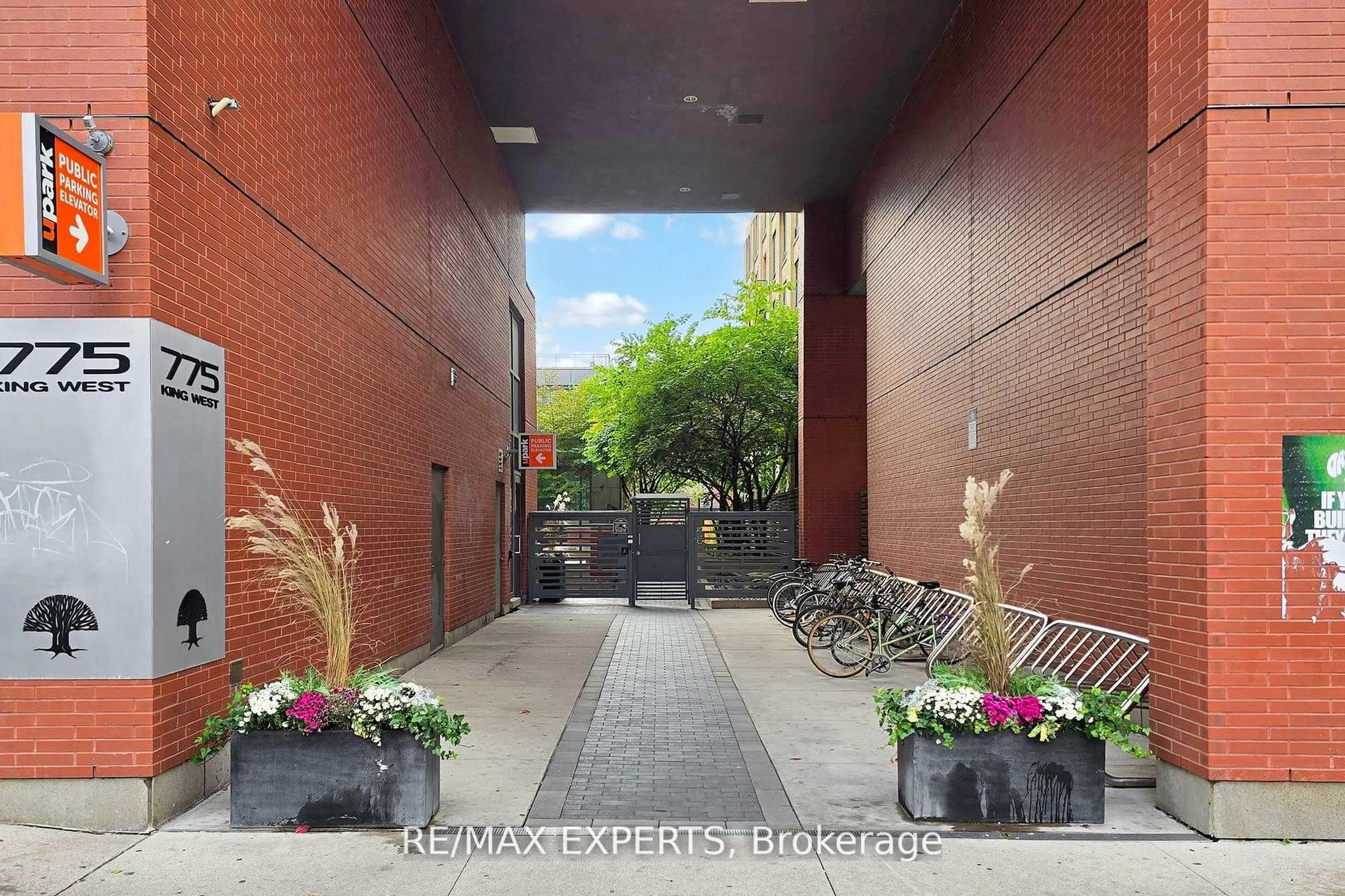 Indoor foyer for 775 King St #1013, Toronto Ontario M5V 2K3