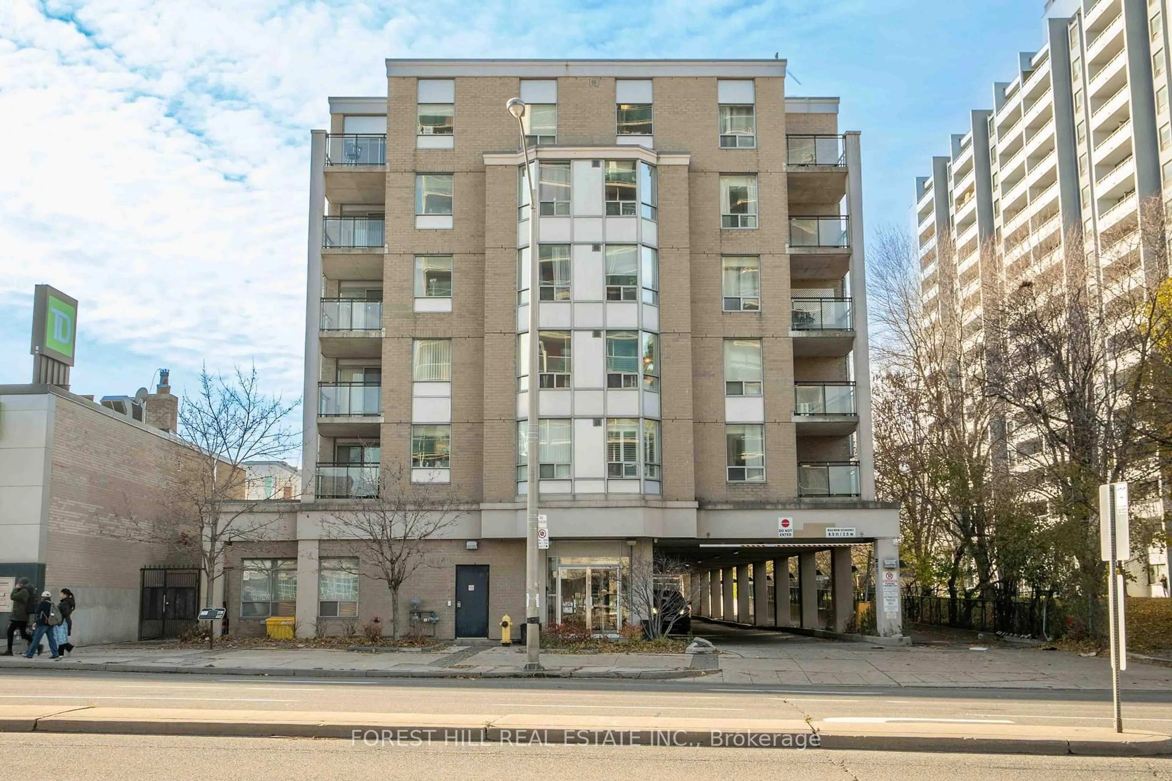 Patio, building for 5940 Yonge St #102, Toronto Ontario M2M 4M6