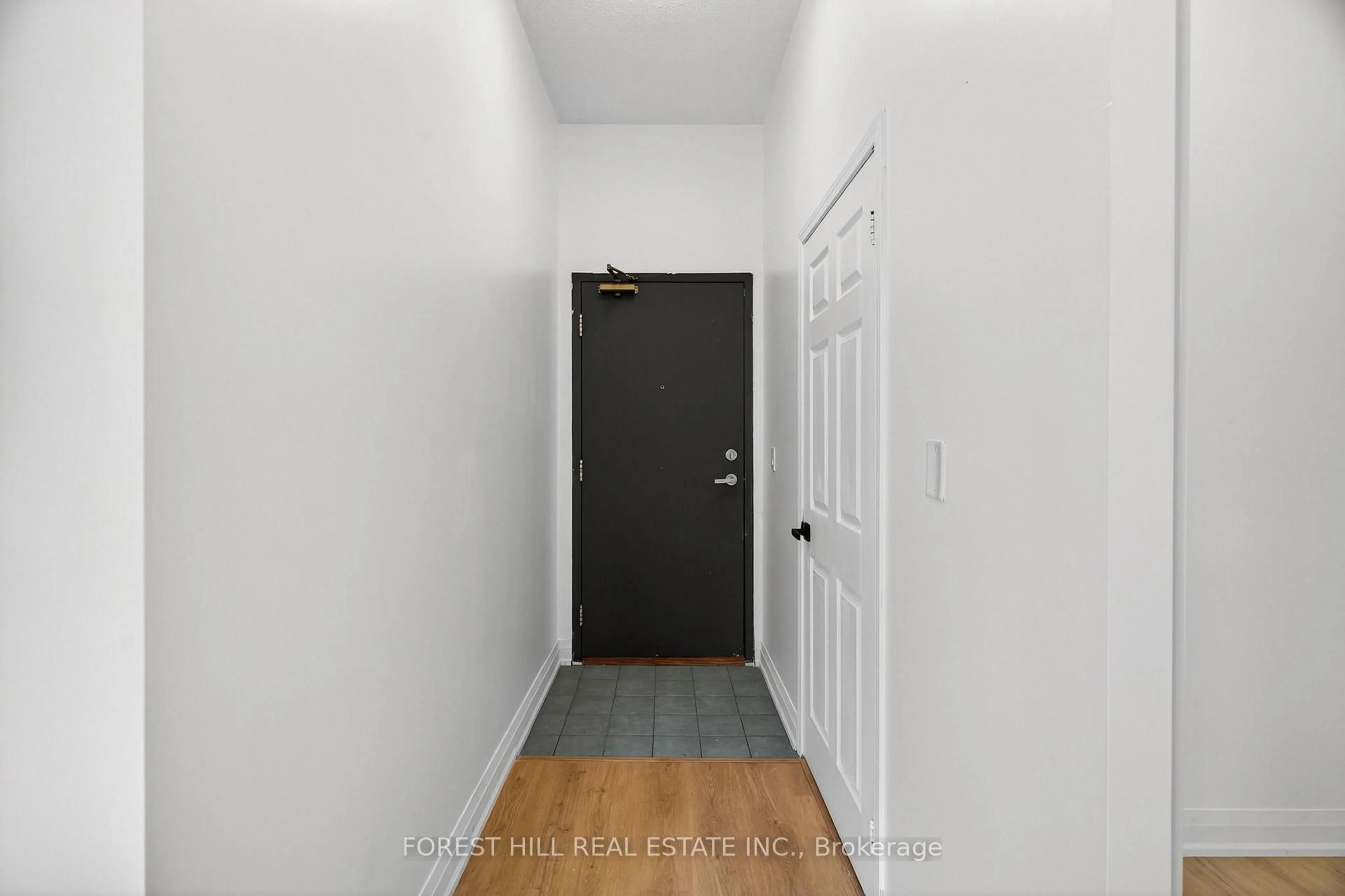 Indoor entryway for 5940 Yonge St #102, Toronto Ontario M2M 4M6