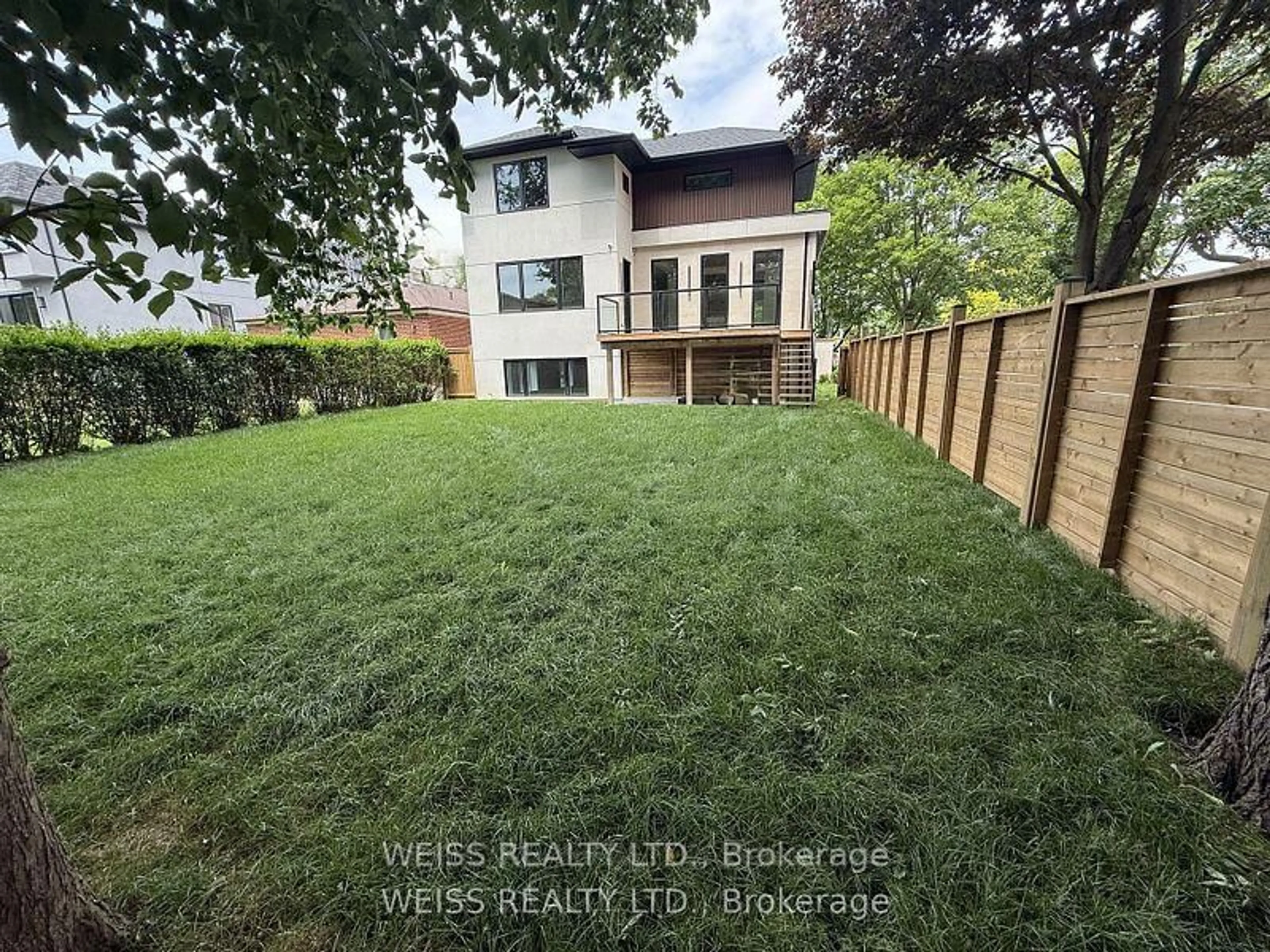 A pic from outside/outdoor area/front of a property/back of a property/a pic from drone, unknown for 137 Bannockburn Ave, Toronto Ontario M5M 2N4