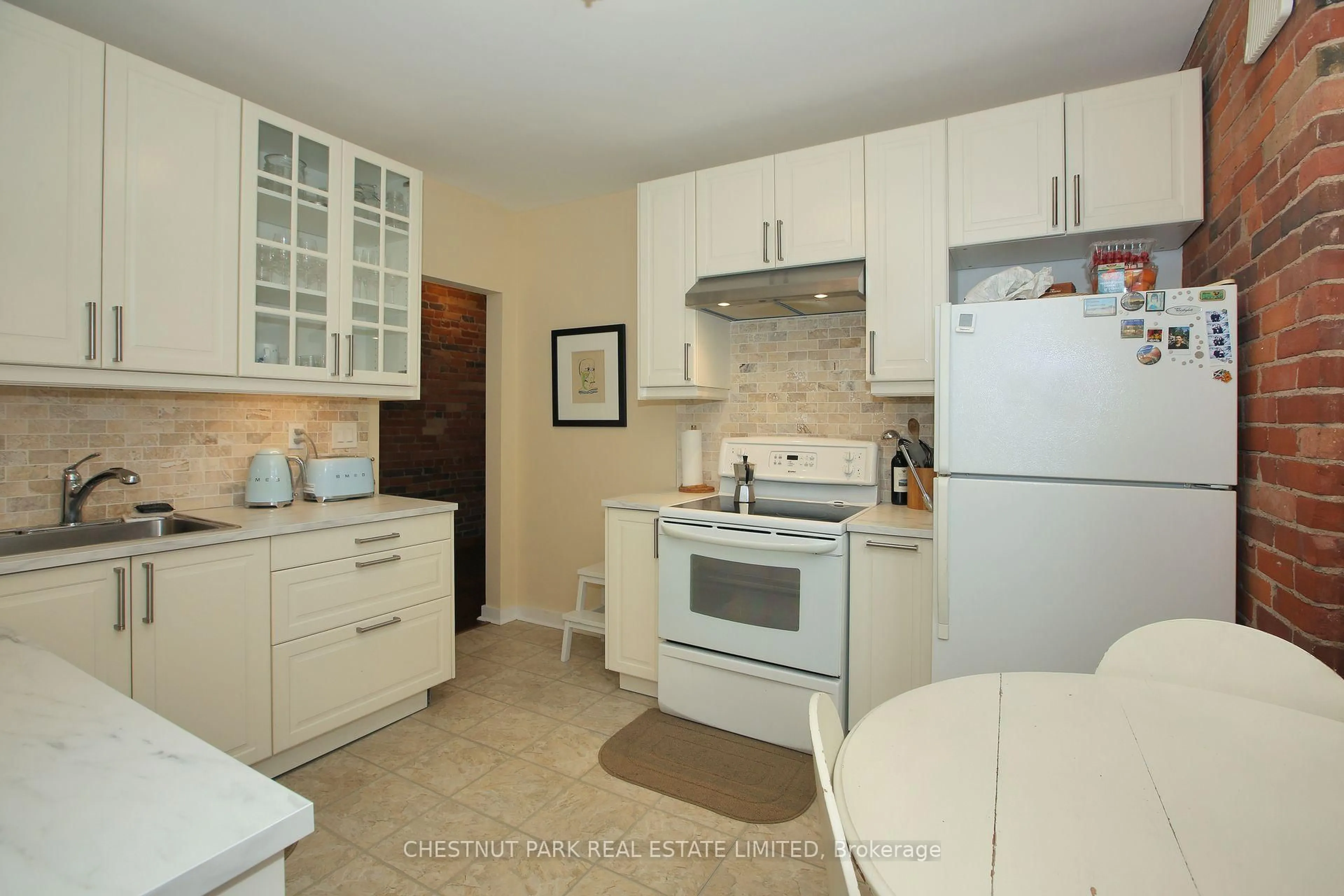 Standard kitchen, ceramic/tile floor for 151 Marlborough Pl, Toronto Ontario M5R 3J5