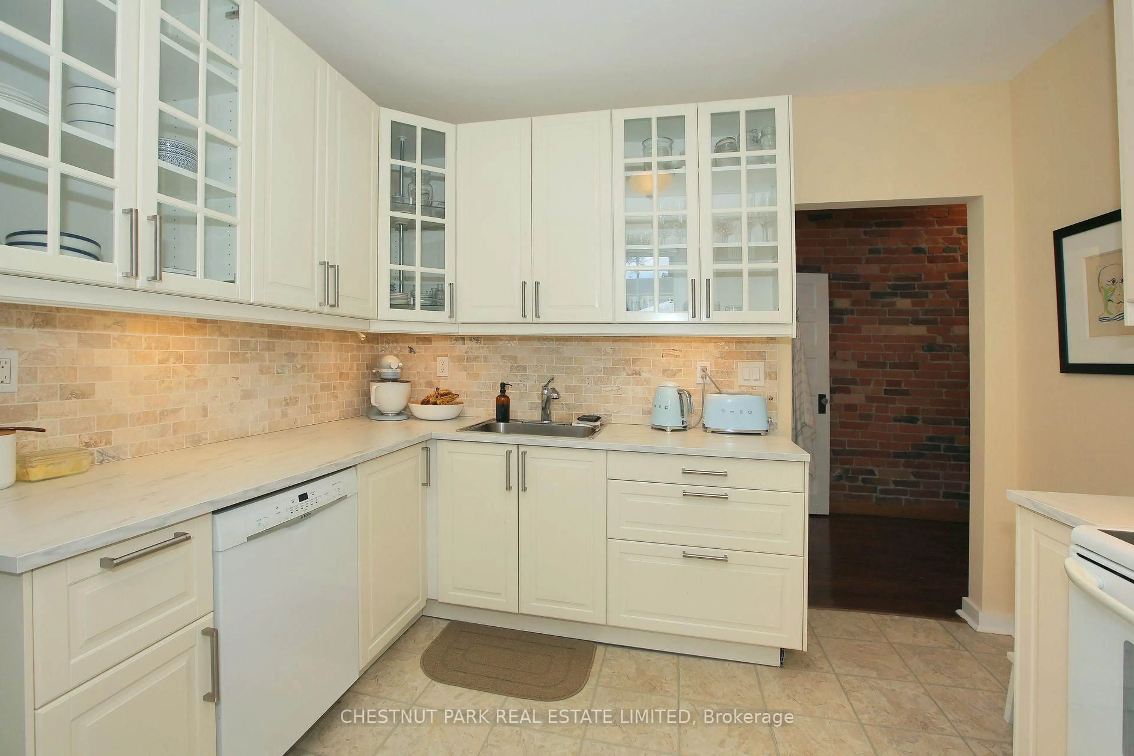 Standard kitchen, ceramic/tile floor for 151 Marlborough Pl, Toronto Ontario M5R 3J5