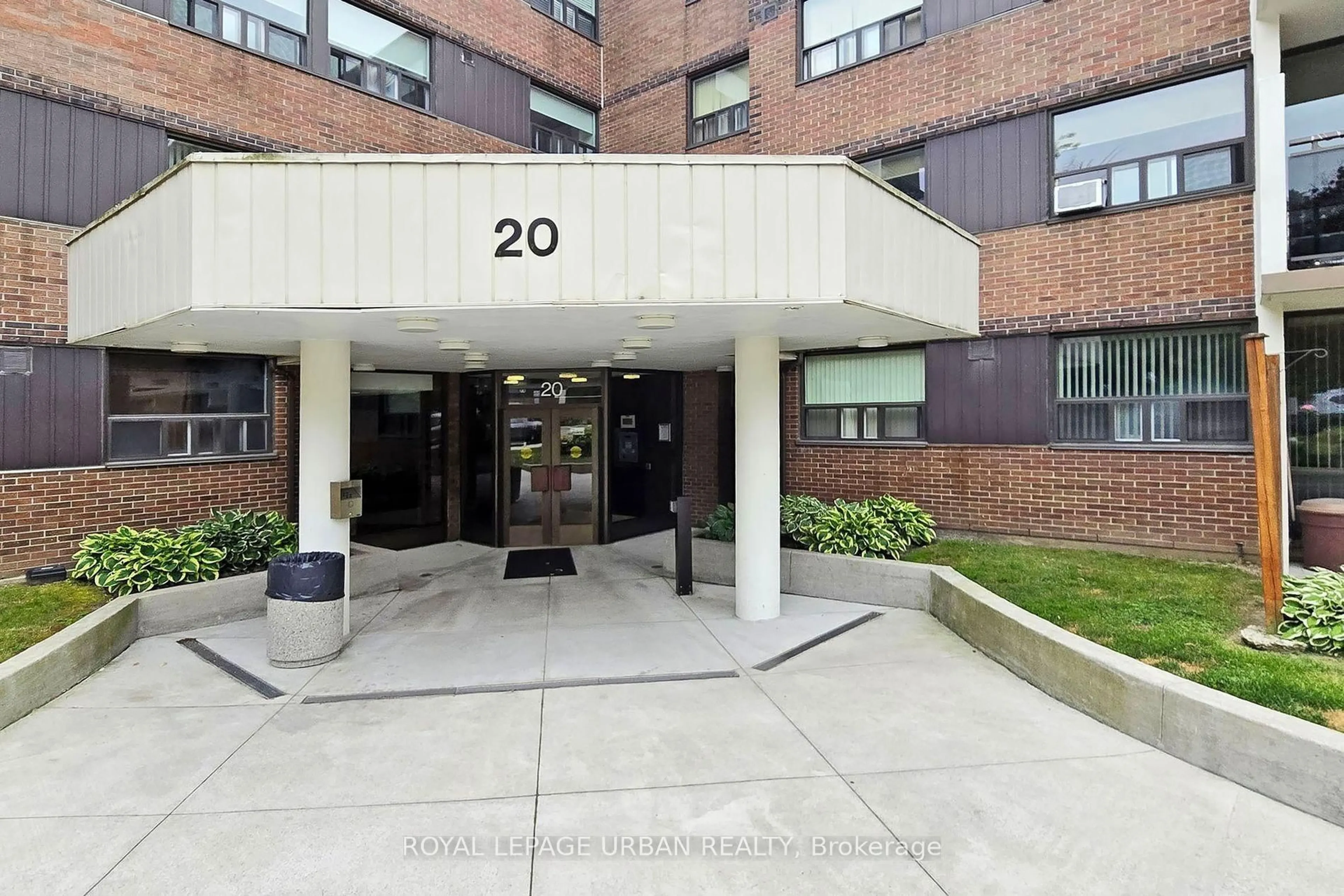 Indoor foyer for 20 Sunrise Ave #102, Toronto Ontario M4A 2R2