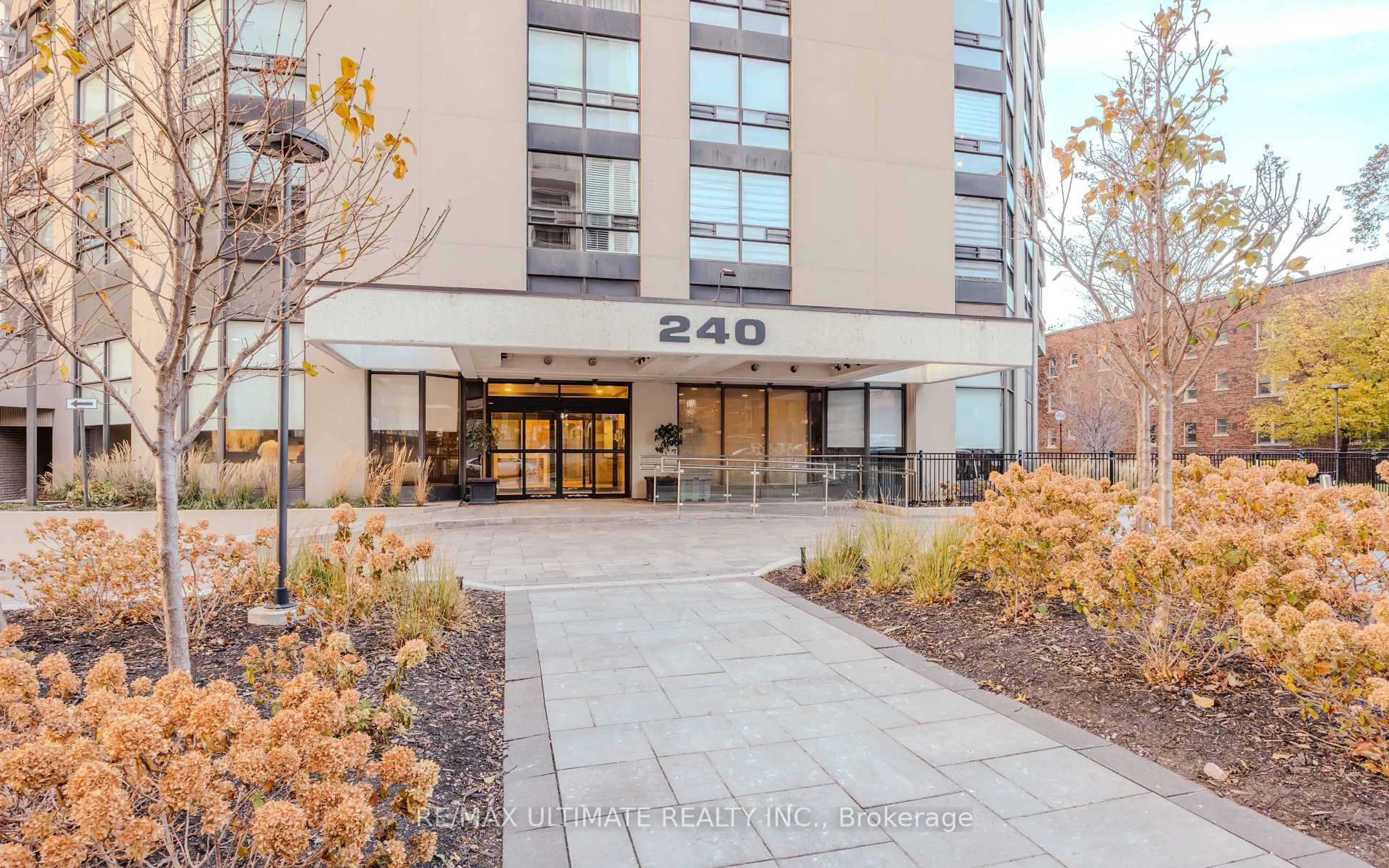 Indoor foyer for 240 Heath St #201, Toronto Ontario M5P 3L5