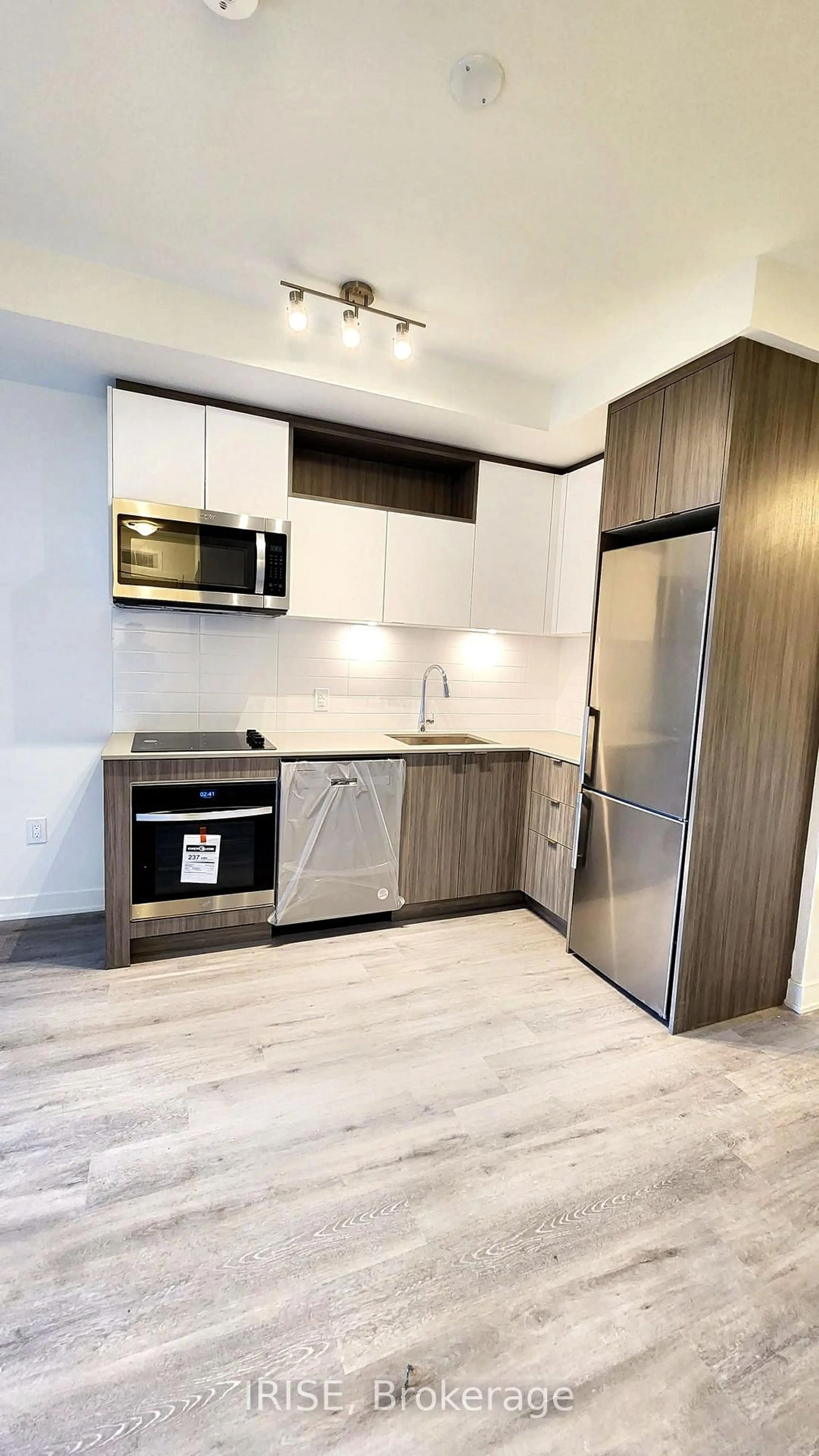 Standard kitchen, wood/laminate floor for 70 Princess St #1034, Toronto Ontario M5A 0X6