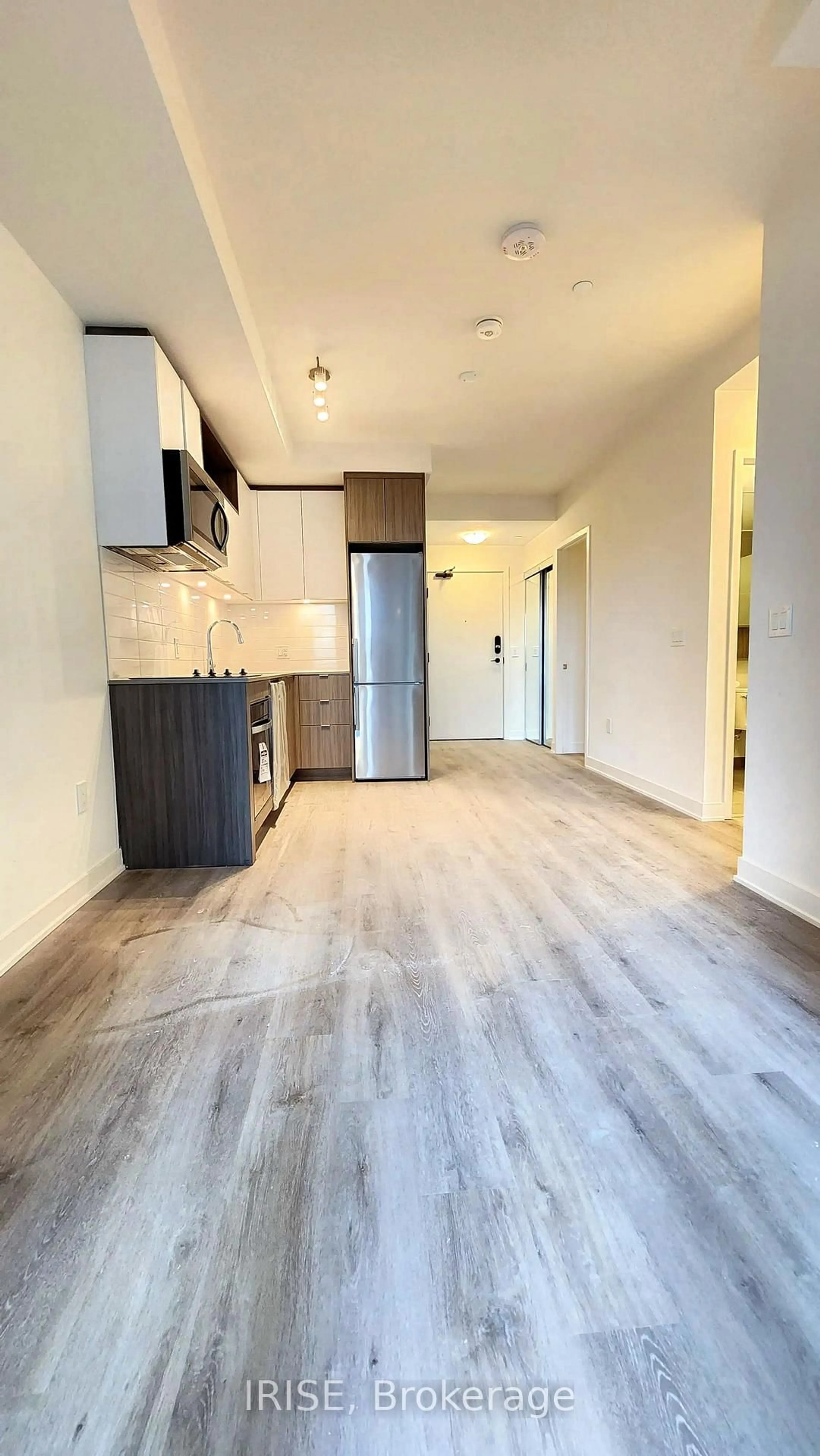 Open concept kitchen, wood/laminate floor for 70 Princess St #1034, Toronto Ontario M5A 0X6
