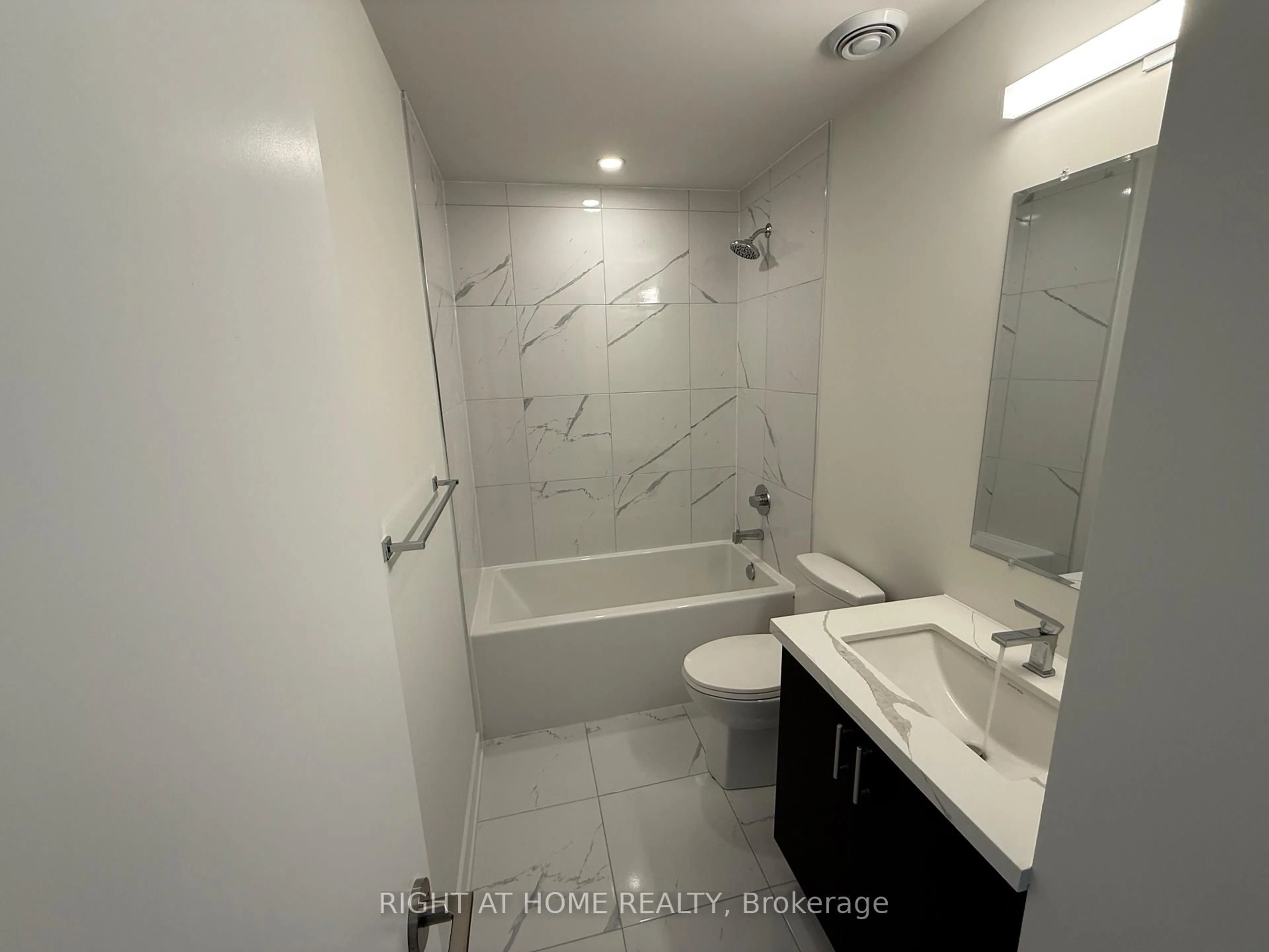 Standard bathroom, ceramic/tile floor for 15 Ellerslie Ave #LPH07, Toronto Ontario M2N 0E7