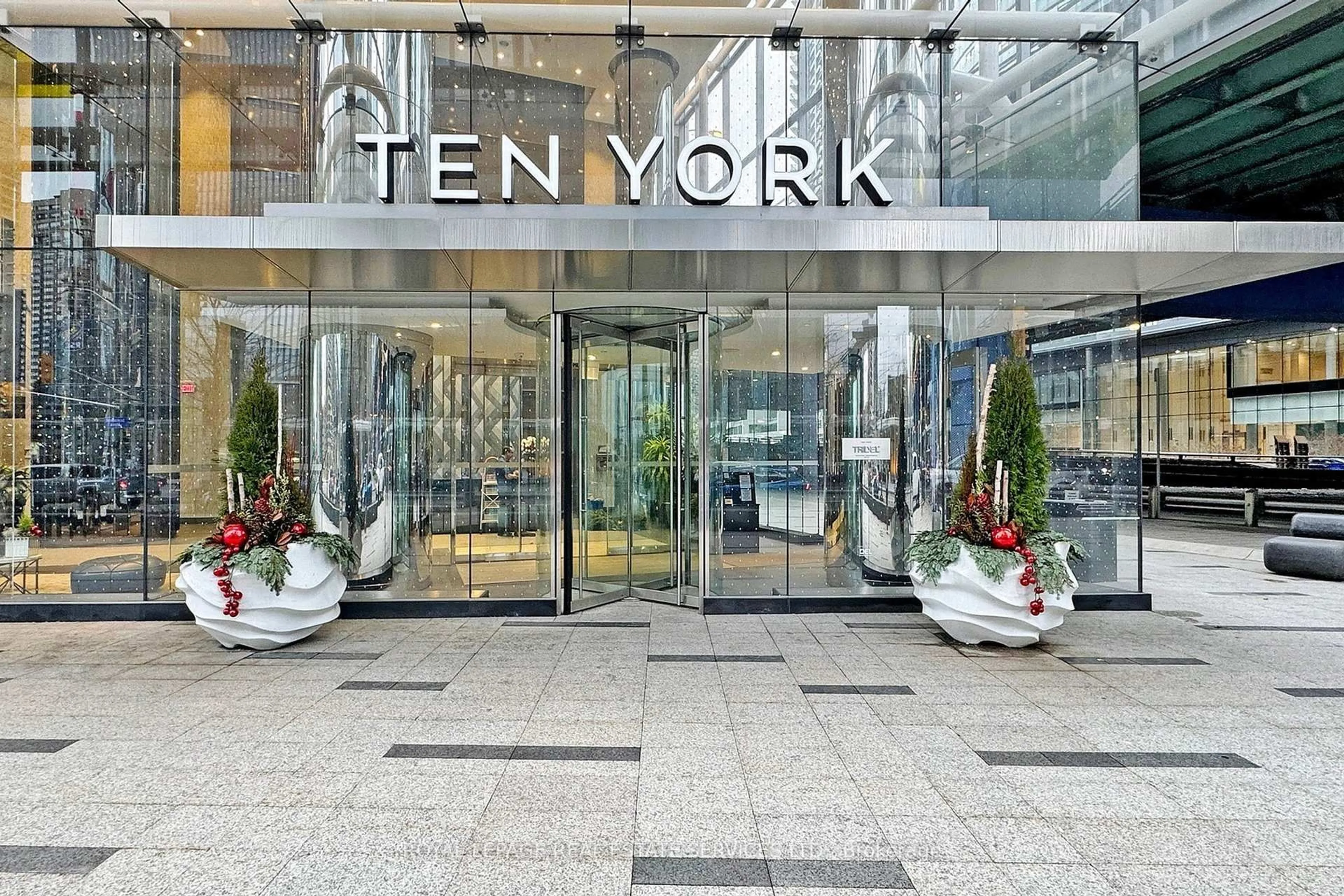 Indoor foyer for 10 York St #1403, Toronto Ontario M5J 2Z2