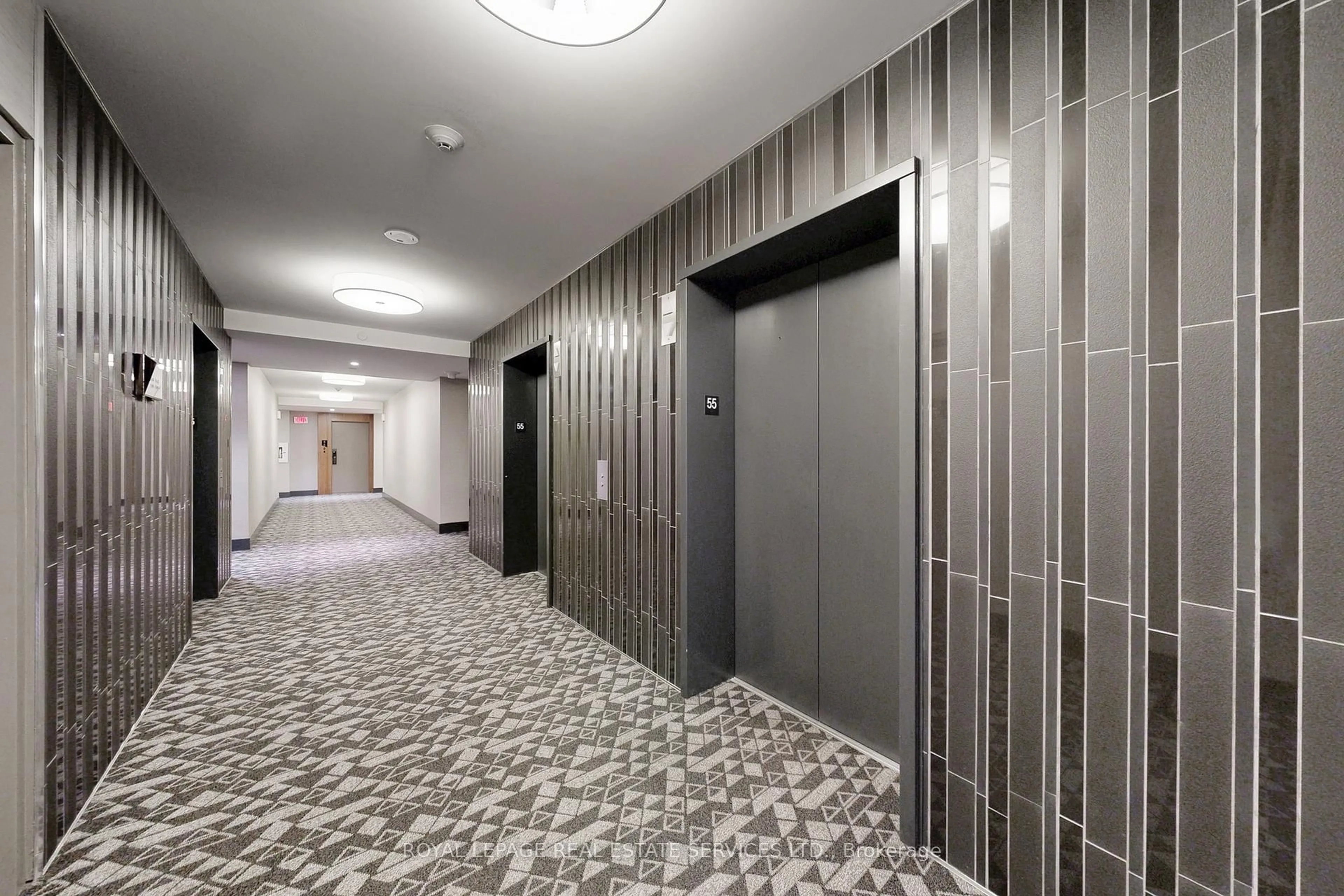 Indoor foyer for 10 York St #1403, Toronto Ontario M5J 2Z2