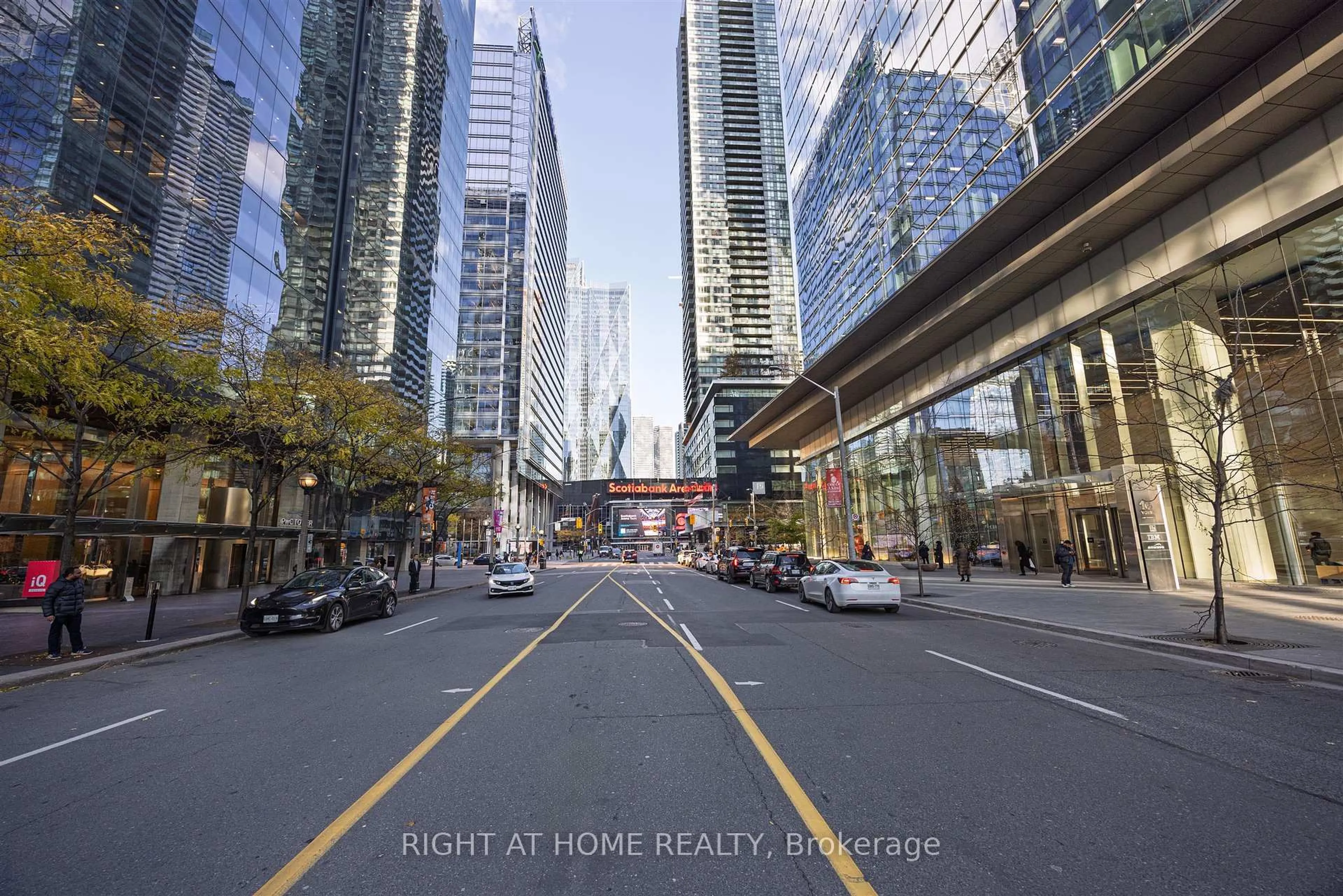 Blurry image for 30 Grand Trunk Cres #2910, Toronto Ontario M5J 3A4