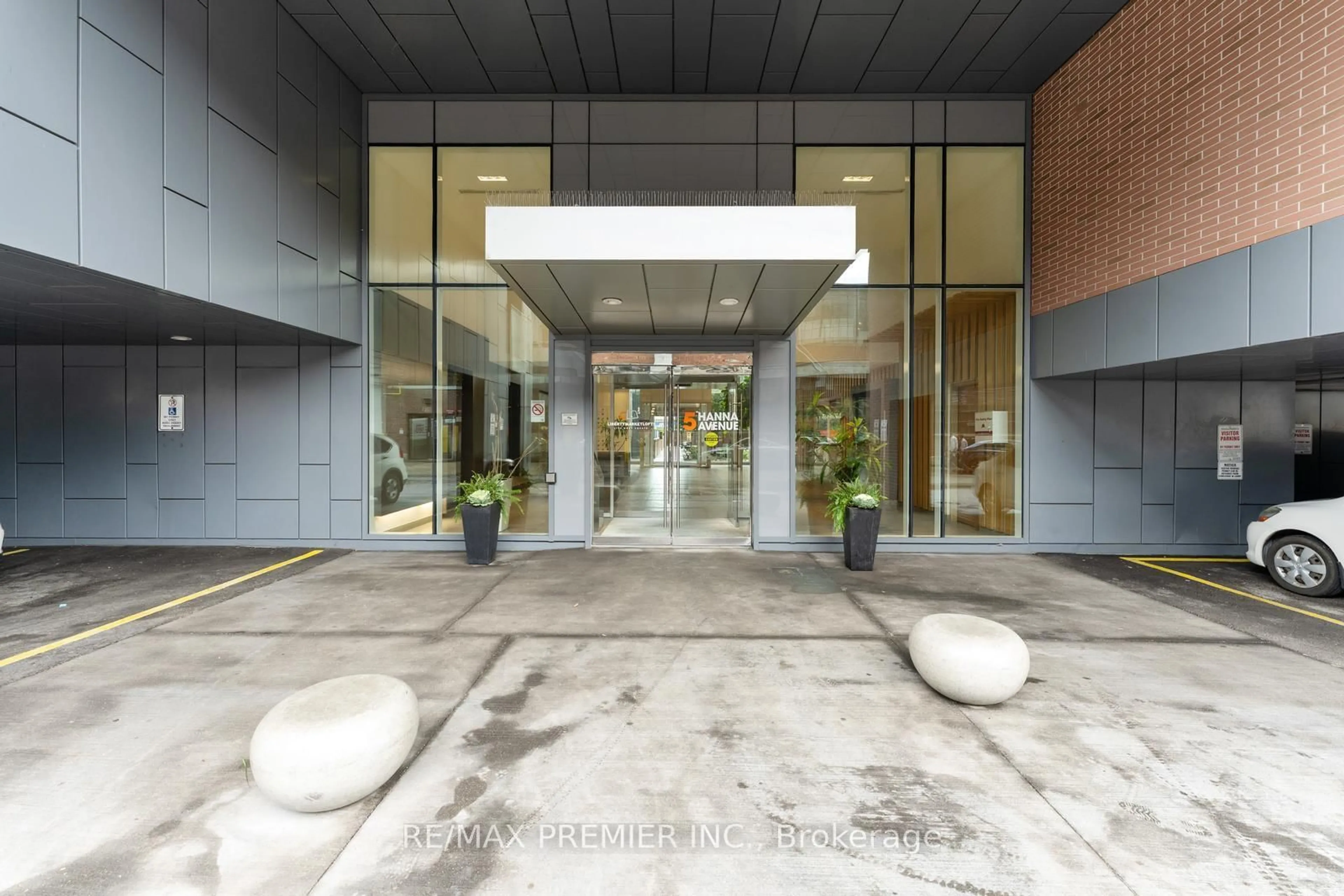 Indoor foyer for 5 Hanna Ave #301, Toronto Ontario M6K 1W8