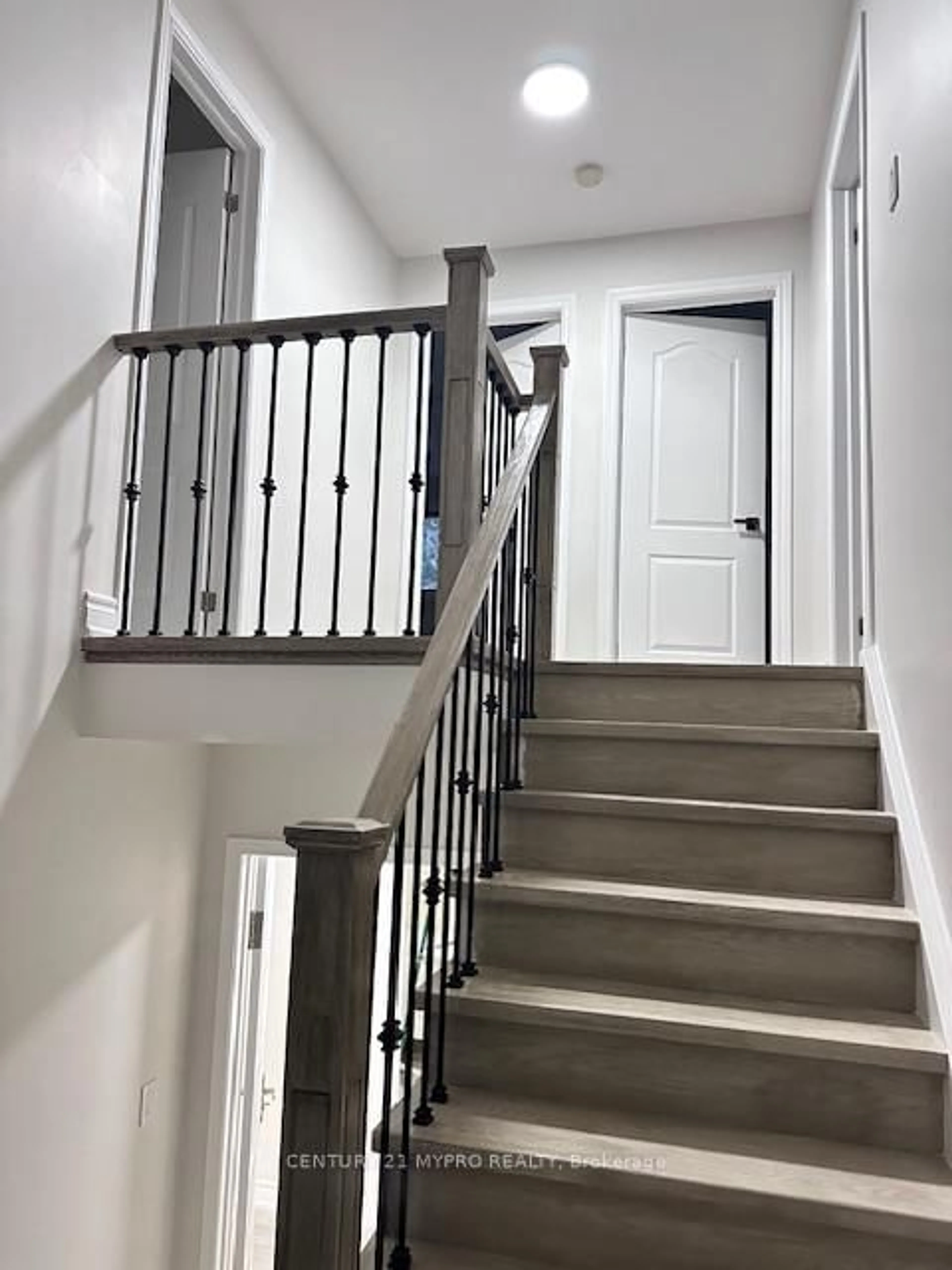 Stairs for 269 Shawnee Circ, Toronto Ontario M2H 2X9