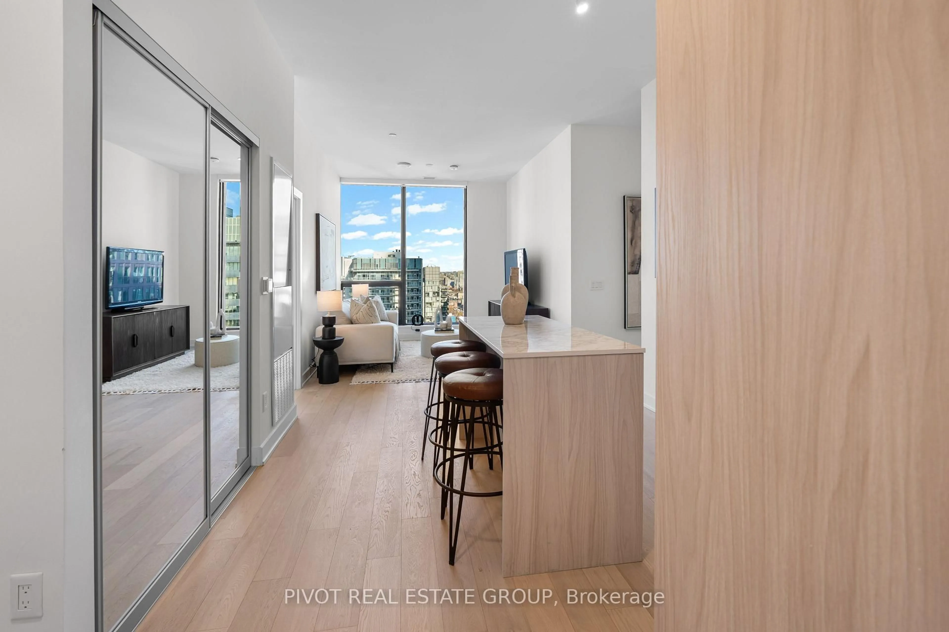 Indoor entryway for 15 Mercer St #4204, Toronto Ontario M5V 0T8