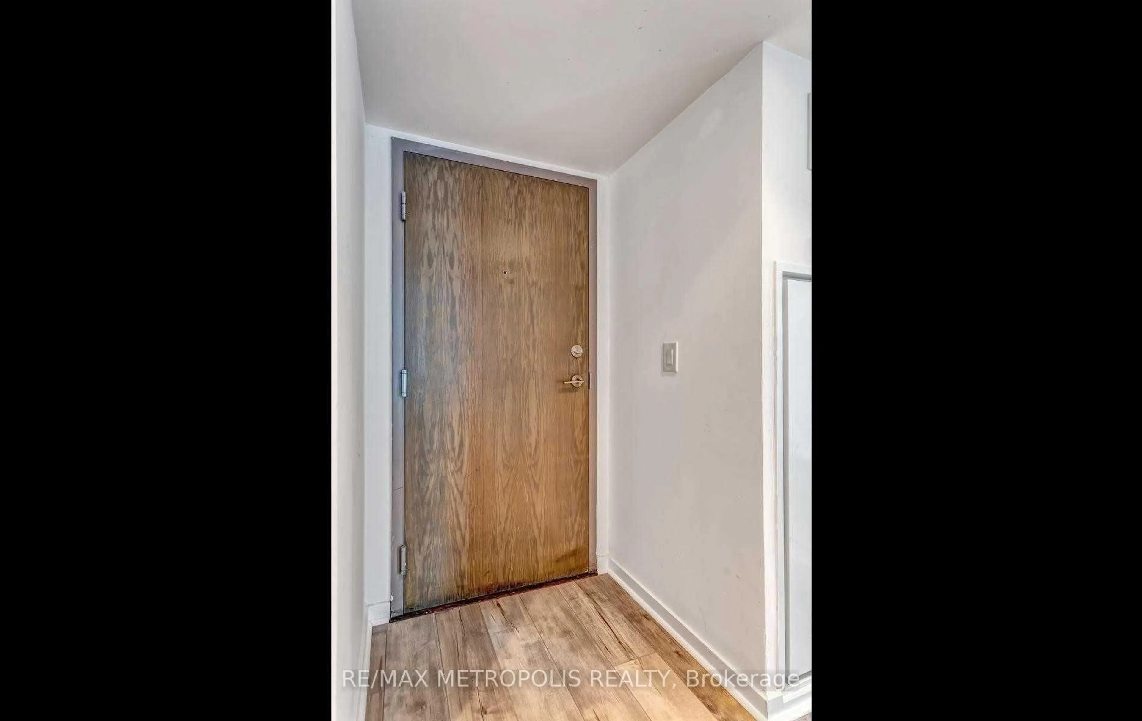 Indoor entryway for 36 Lisgar St #712, Toronto Ontario M6J 0C7