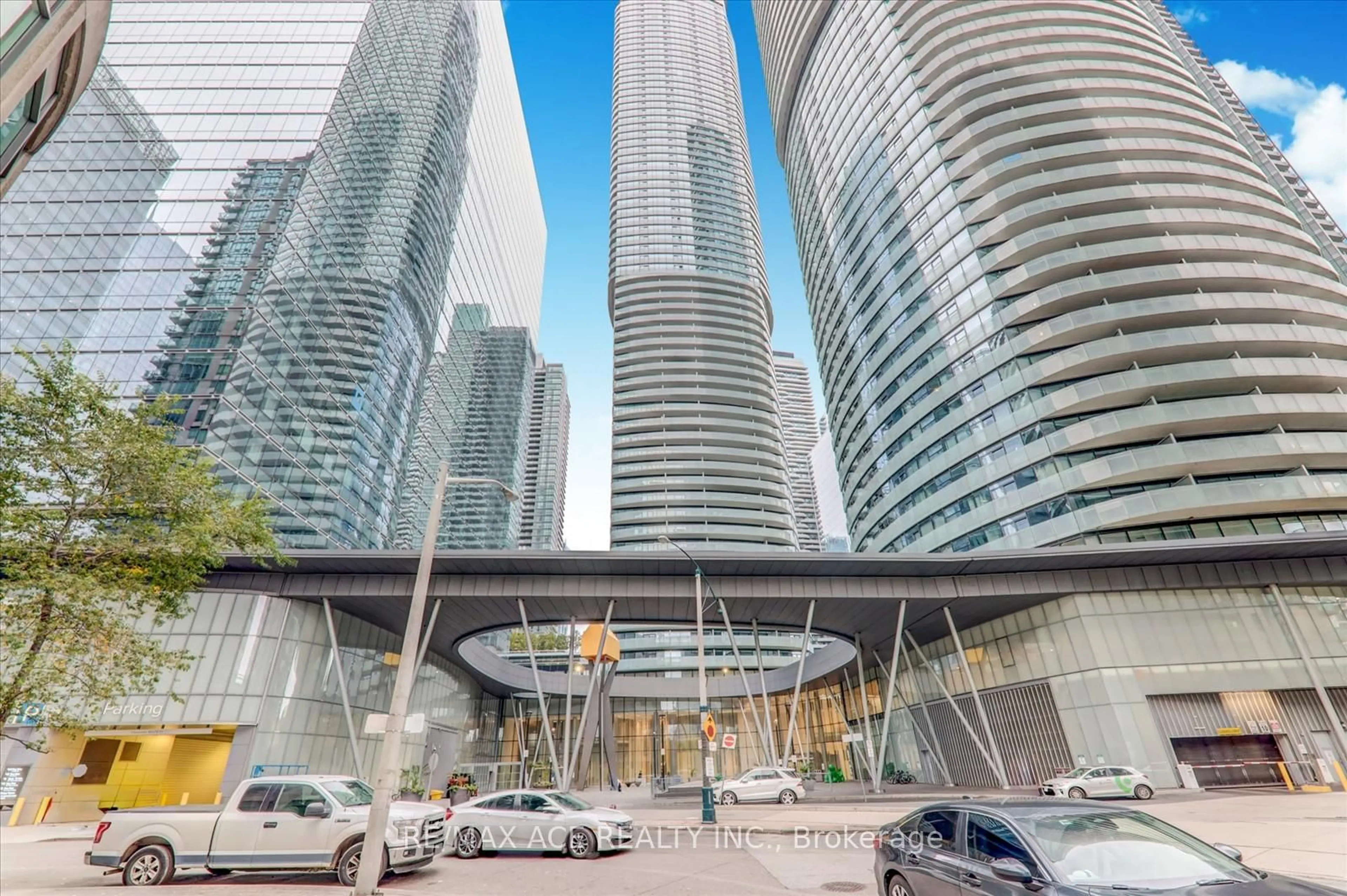 Indoor foyer for 14 York St #3905, Toronto Ontario M5J 0B1