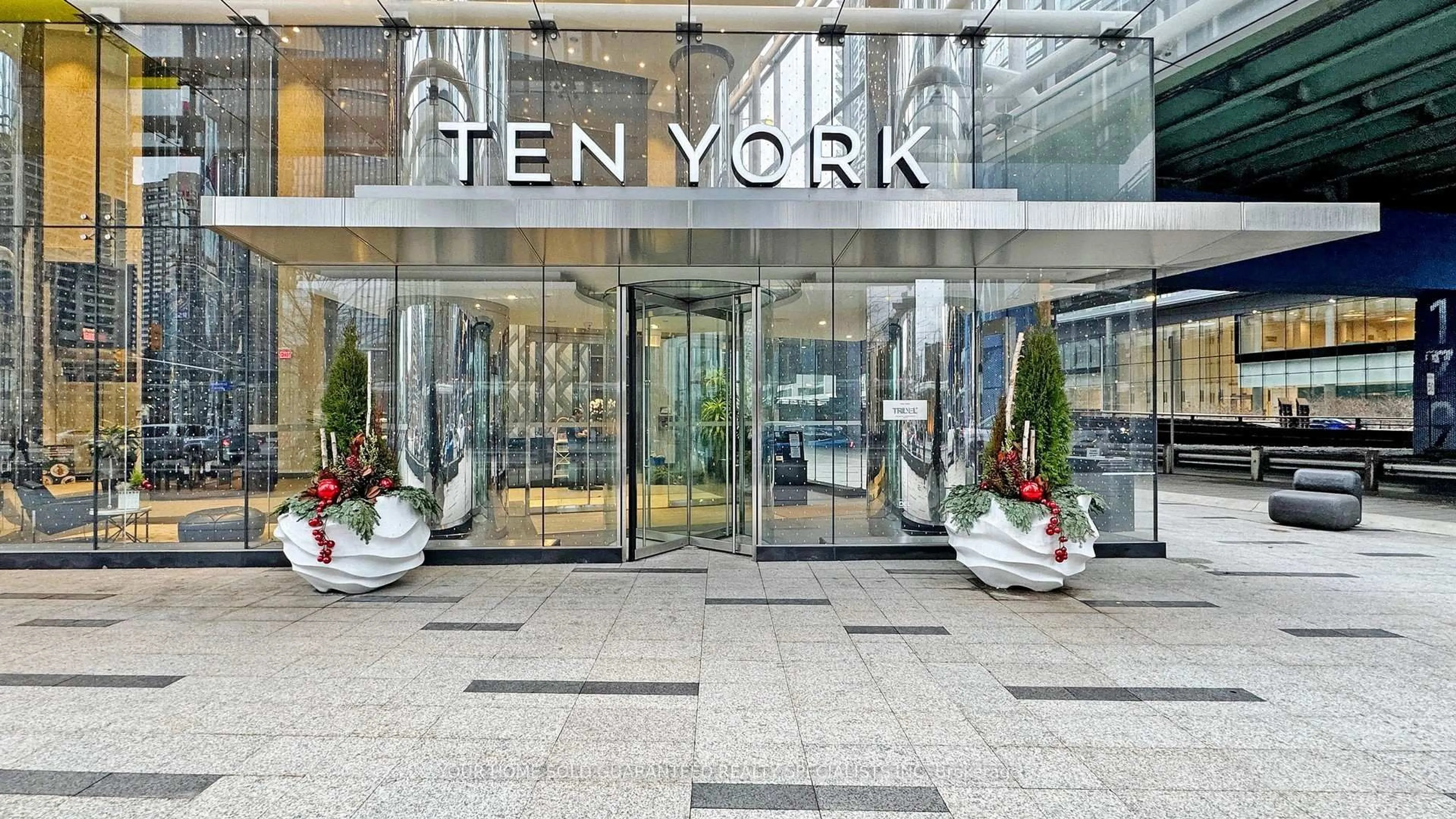 Indoor foyer for 10 York St #4705, Toronto Ontario M5J 2Z2