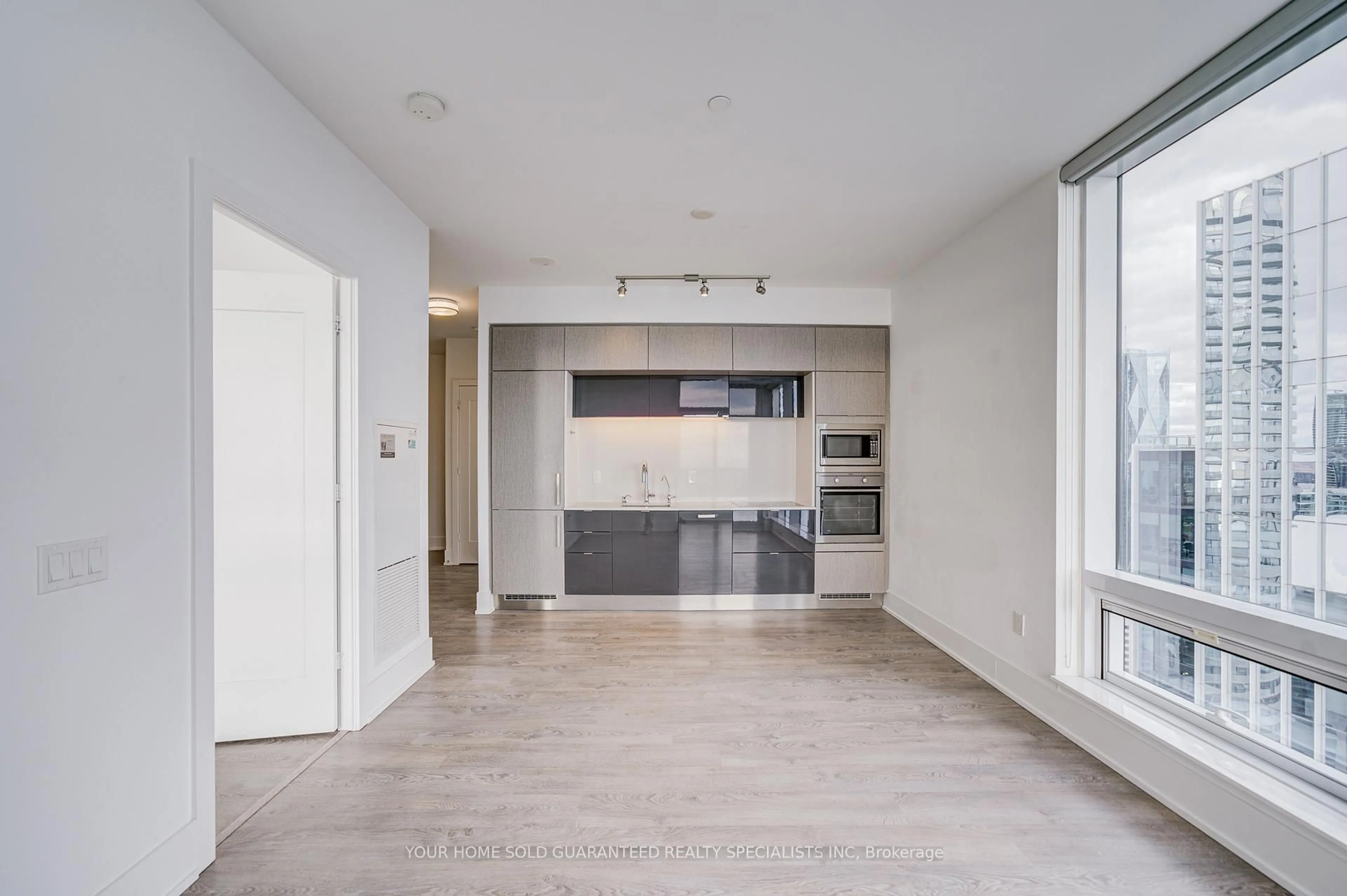 Unknown for 10 York St #4705, Toronto Ontario M5J 2Z2