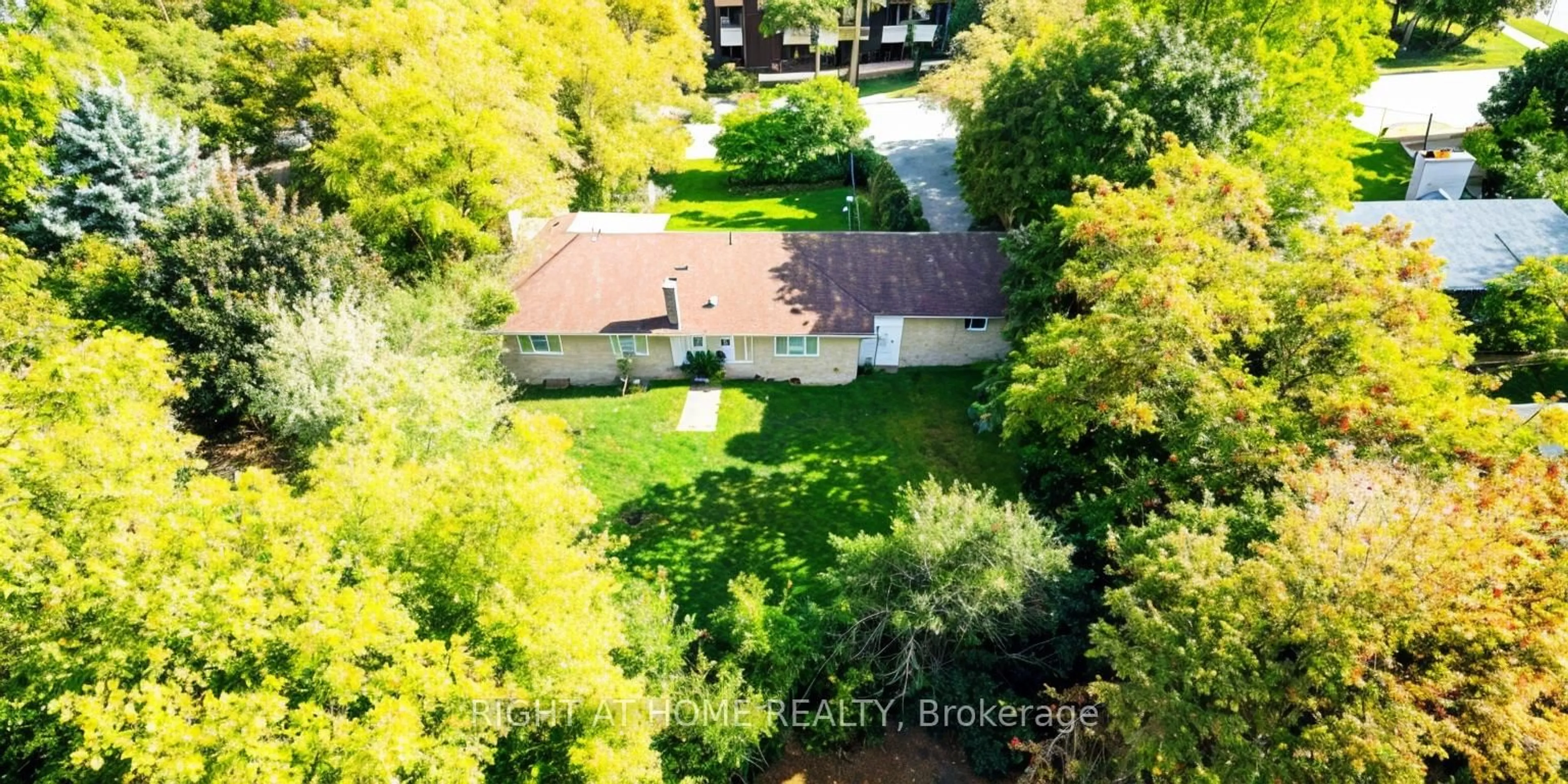 A pic from outside/outdoor area/front of a property/back of a property/a pic from drone, unknown for 8 Manorcrest Dr, Toronto Ontario M2N 5K1