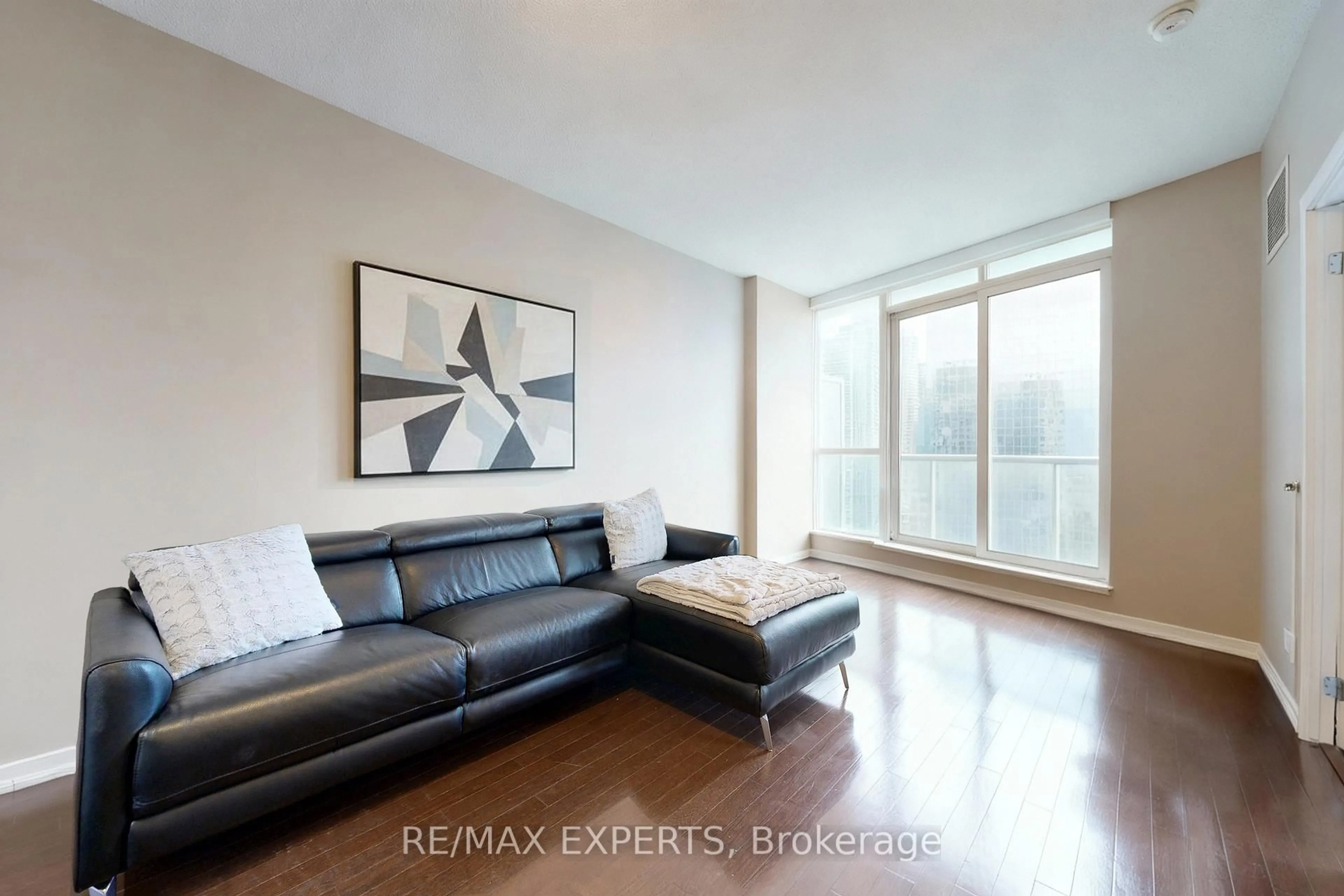 Living room with furniture, unknown for 8 YORK St #05, Toronto Ontario M5J 2Y2