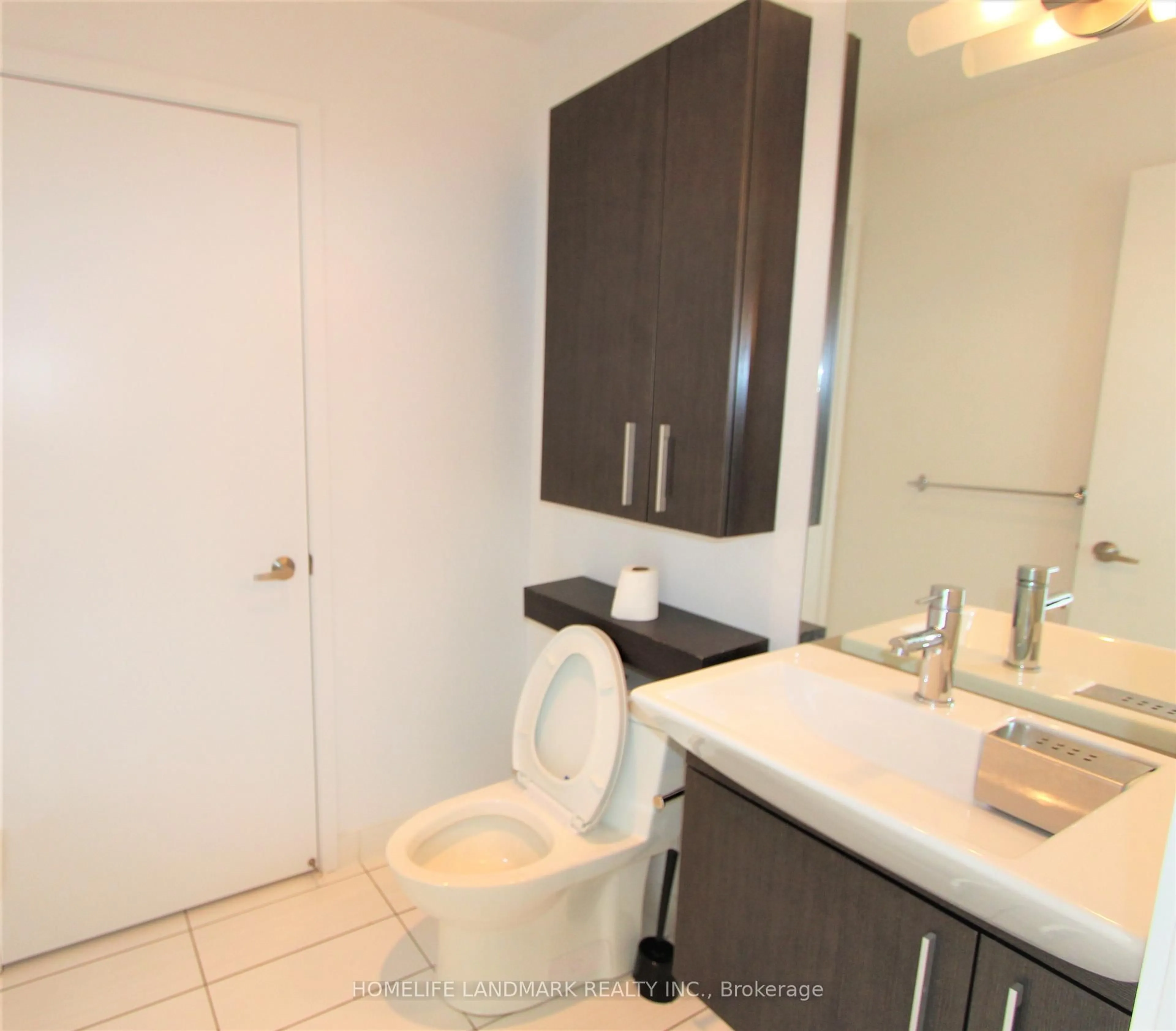 Standard bathroom, unknown for 8 Telegram Mews #833, Toronto Ontario M5V 3Z5