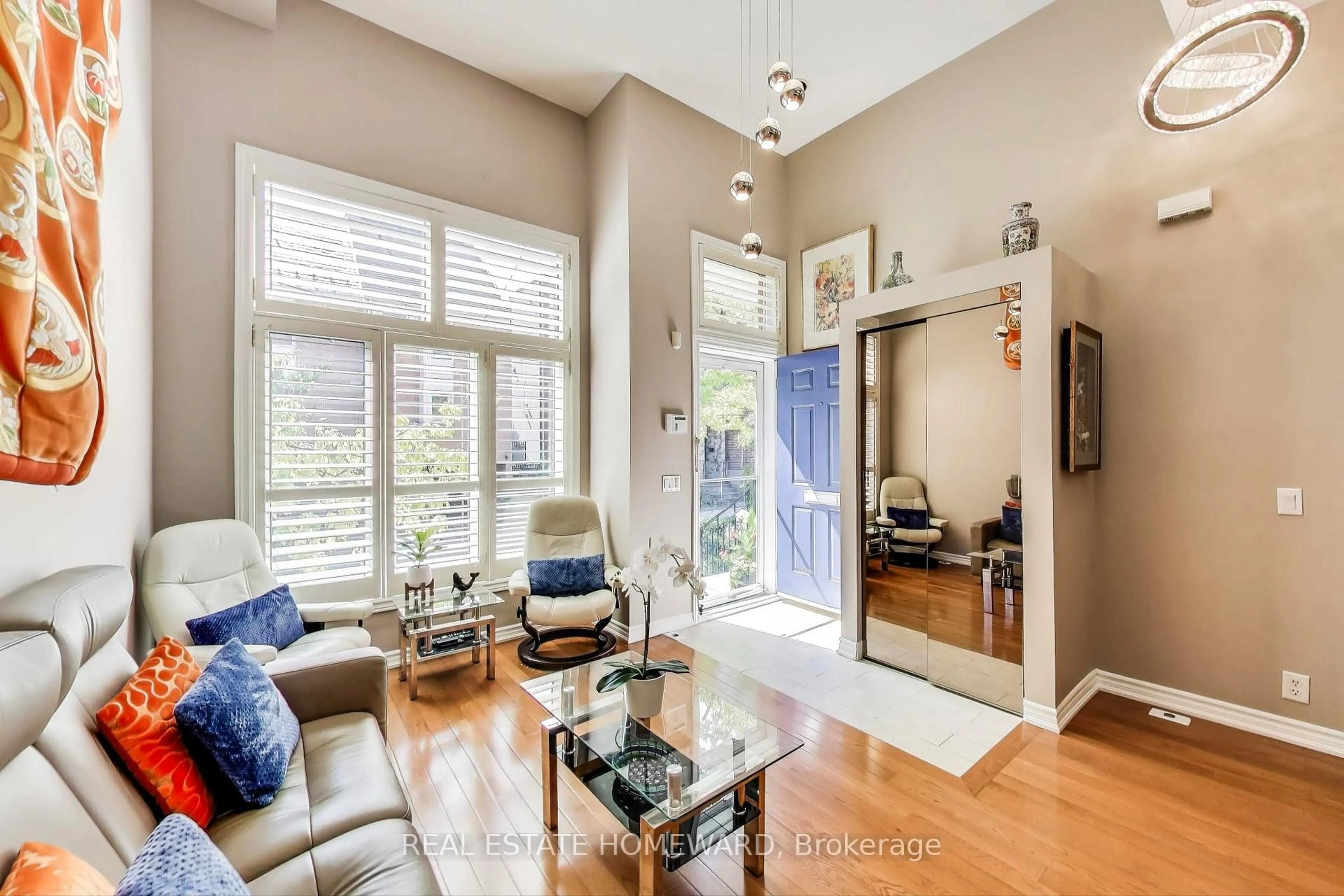 Living room with furniture, unknown for 257 Milan St, Toronto Ontario M5A 4C3