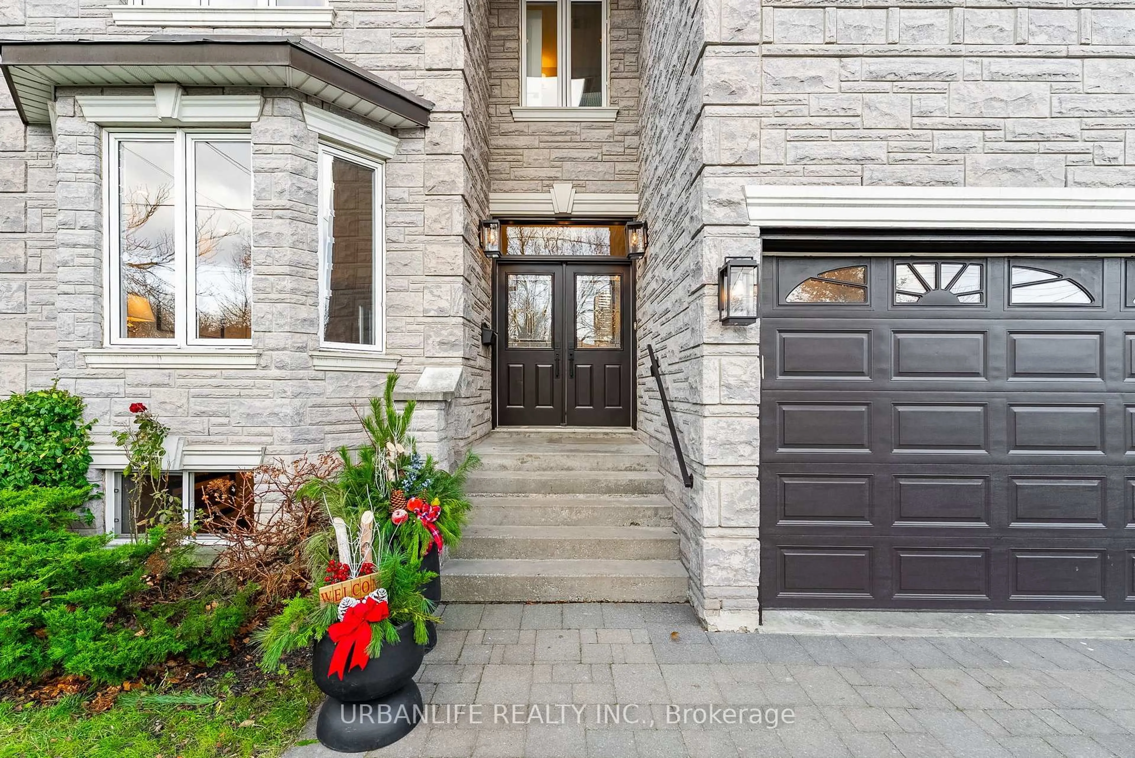 Indoor entryway for 111 Pleasant Ave, Toronto Ontario M2M 1M2