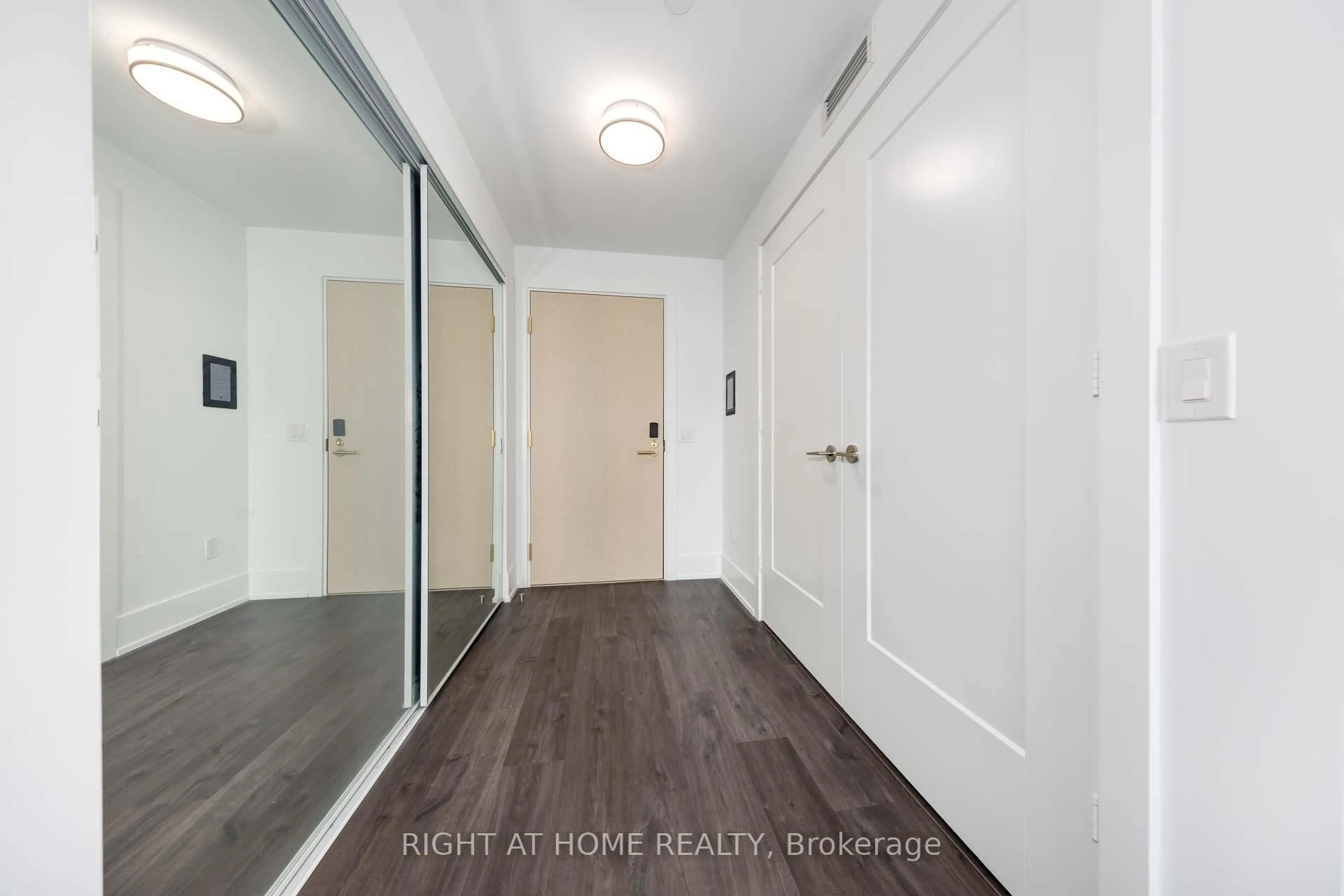Indoor entryway for 480 Front St #1316, Toronto Ontario M5V 0V5