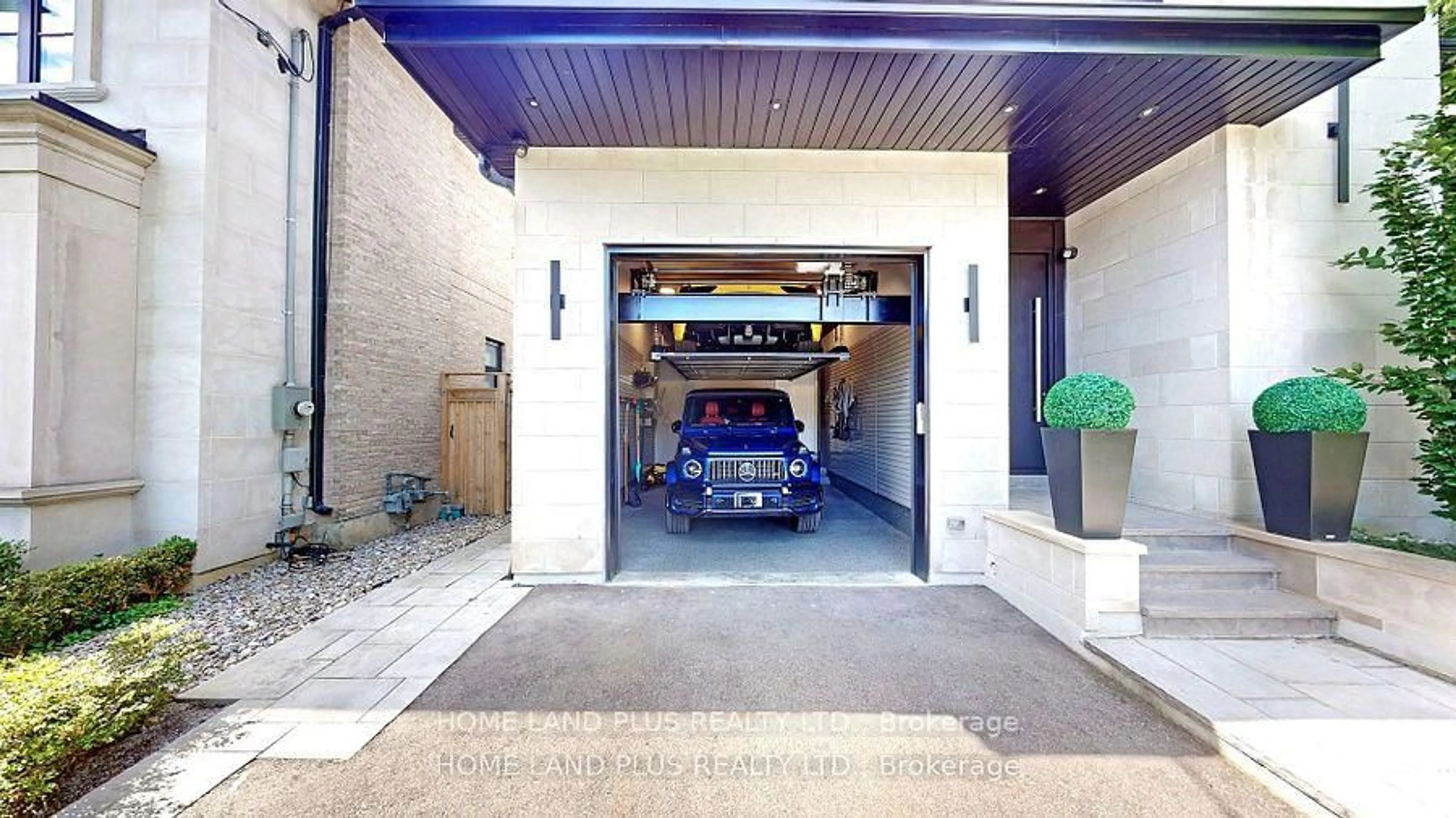 Indoor garage for 127 Ridley Blvd, Toronto Ontario M5M 3L8