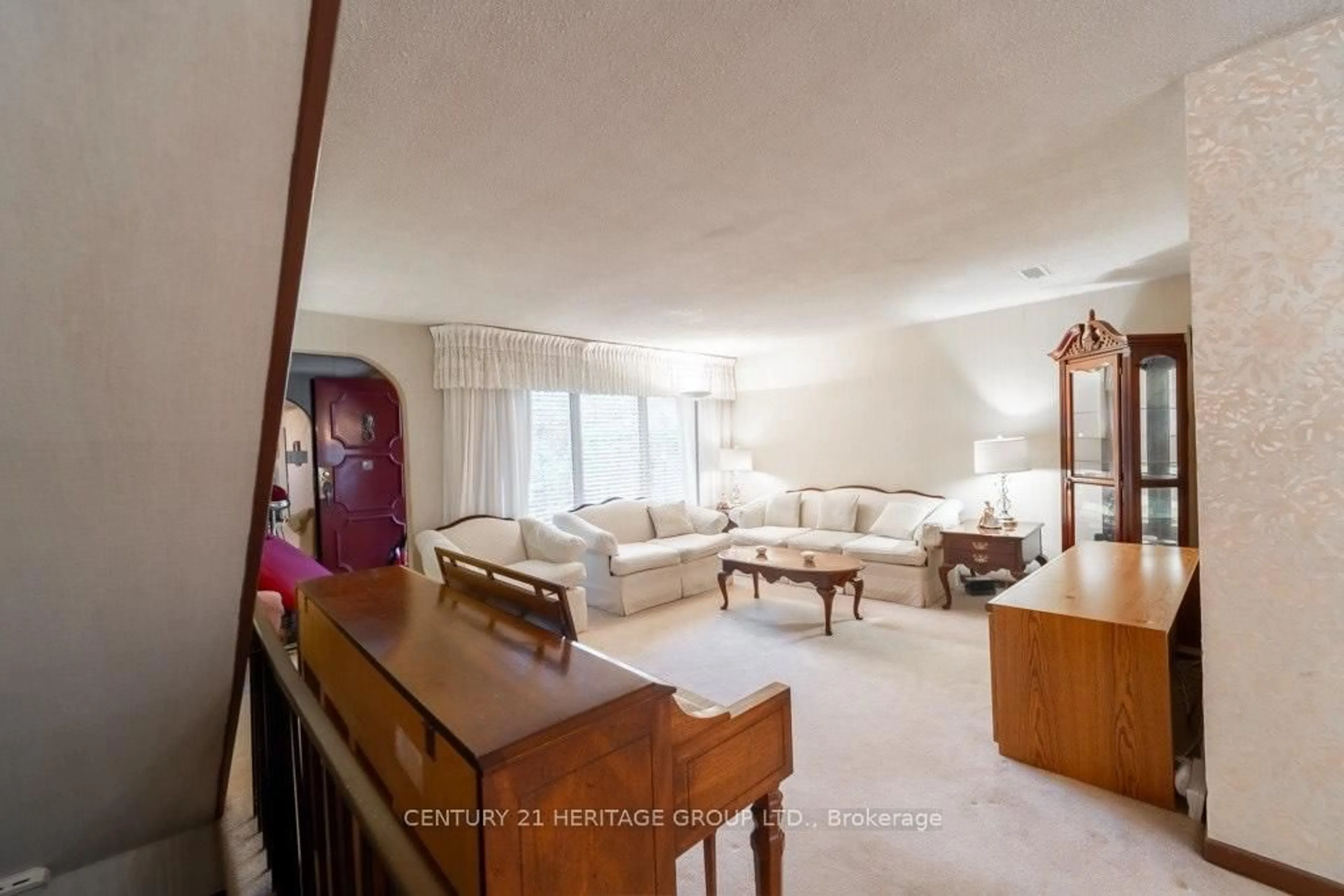 Living room with furniture, unknown for 10 Antibes Dr, Toronto Ontario M2R 3K3